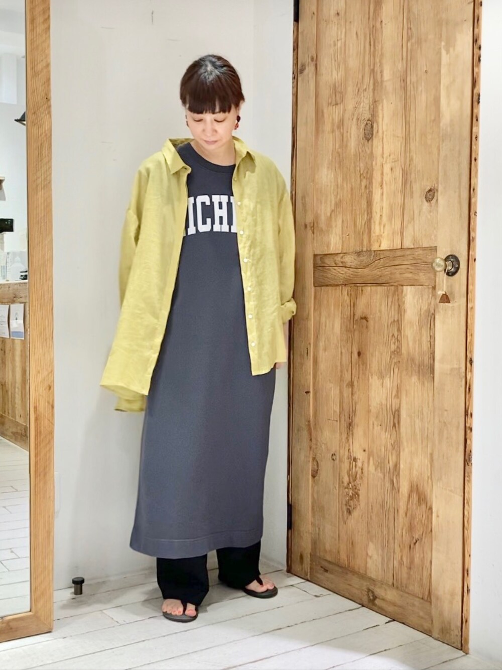 イエロー系のシャツ/ブラウス、グレー系のワンピースを着用したレディースの夏コーディネートの2枚目の写真