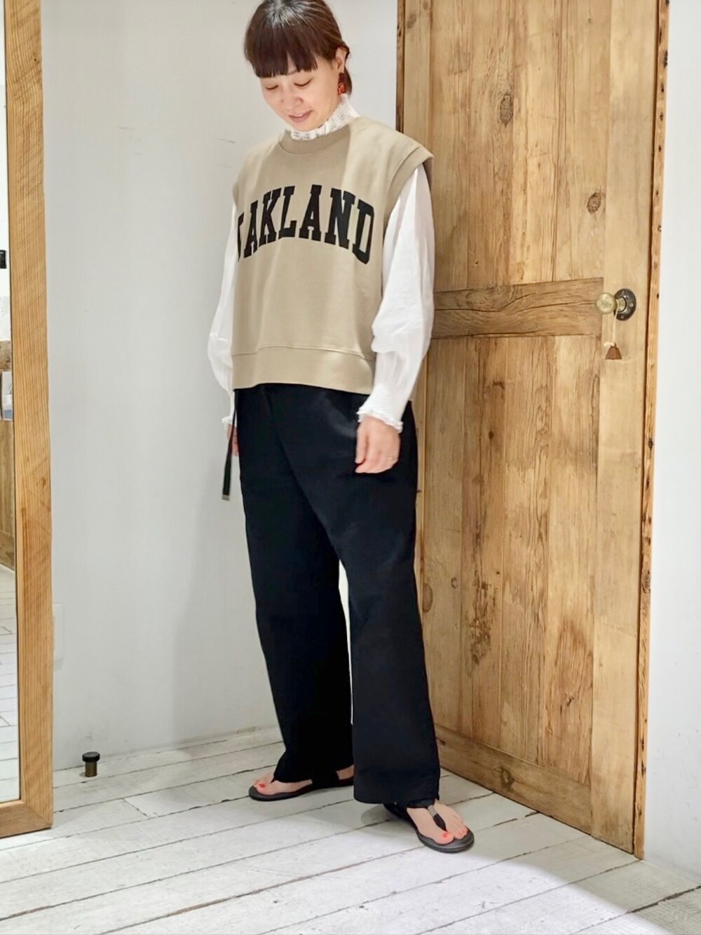 ベージュ系のTシャツ/カットソー、ホワイト系のシャツ/ブラウス、ブラック系のその他パンツを着用したレディースの夏コーディネートの2枚目の写真