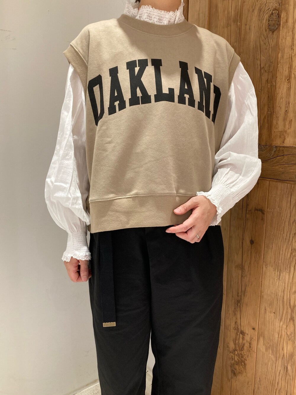 ベージュ系のTシャツ/カットソー、ホワイト系のシャツ/ブラウス、ブラック系のその他パンツを着用したレディースの夏コーディネートの4枚目の写真