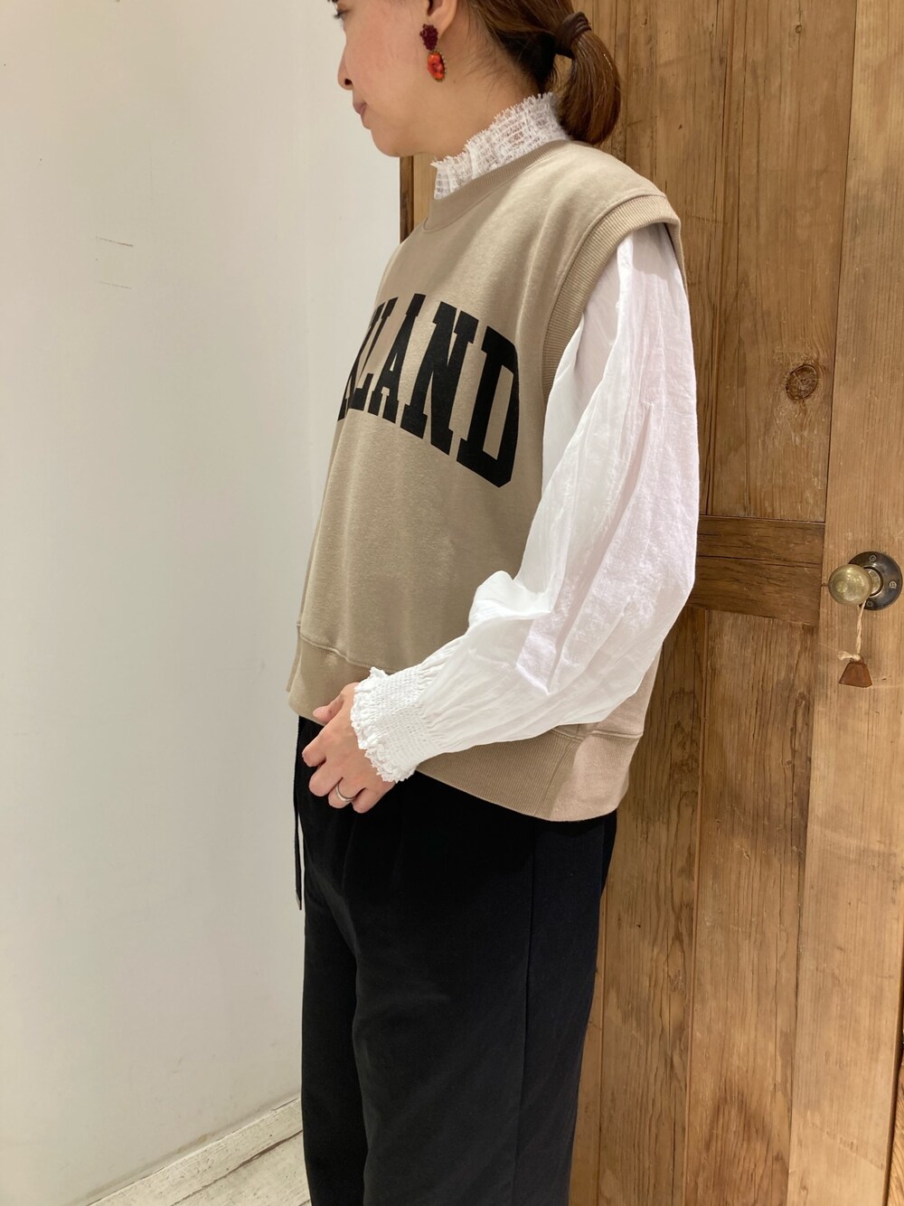 ベージュ系のTシャツ/カットソー、ホワイト系のシャツ/ブラウス、ブラック系のその他パンツを着用したレディースの夏コーディネートの5枚目の写真