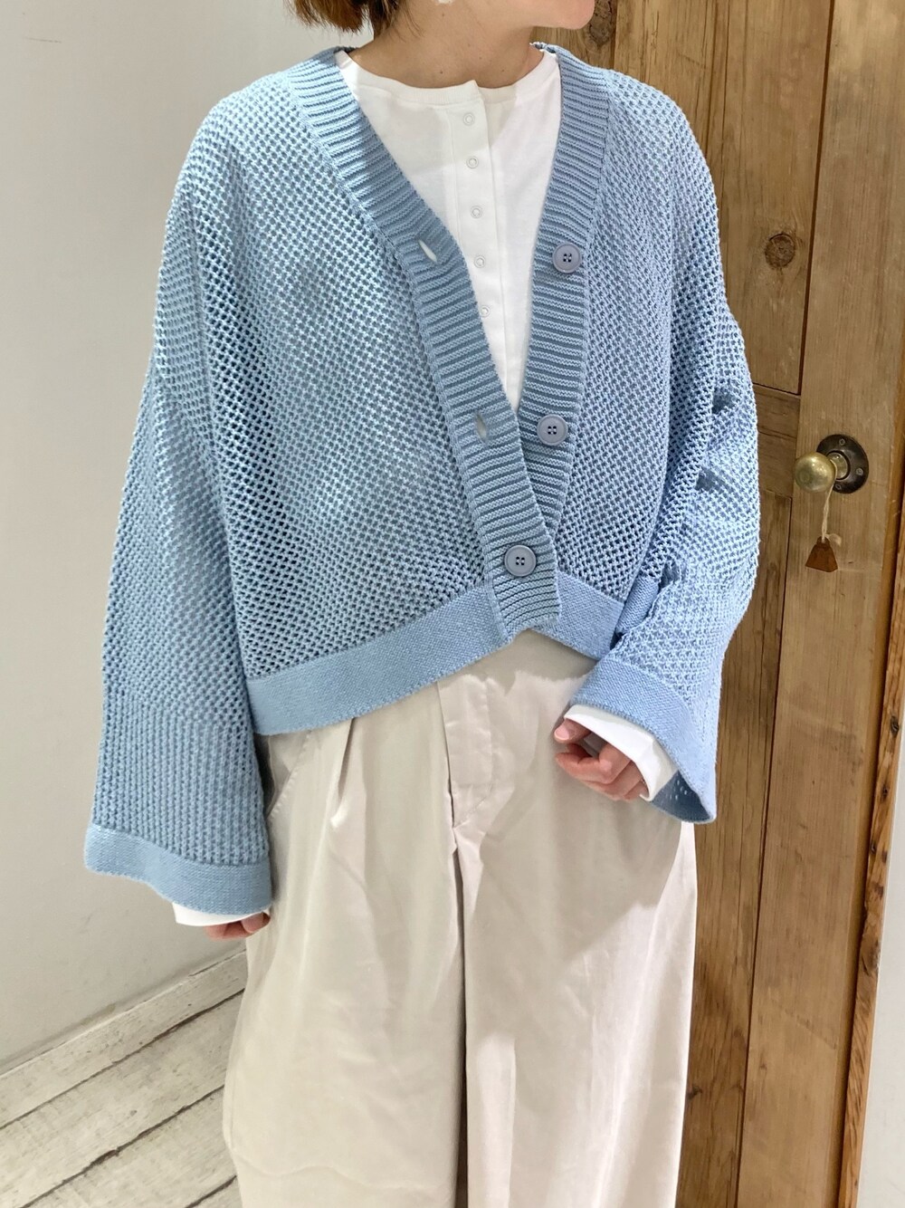 ベージュ系のその他パンツ、ブルー系のカーディガン/ボレロを着用したレディースの春コーディネートの4枚目の写真