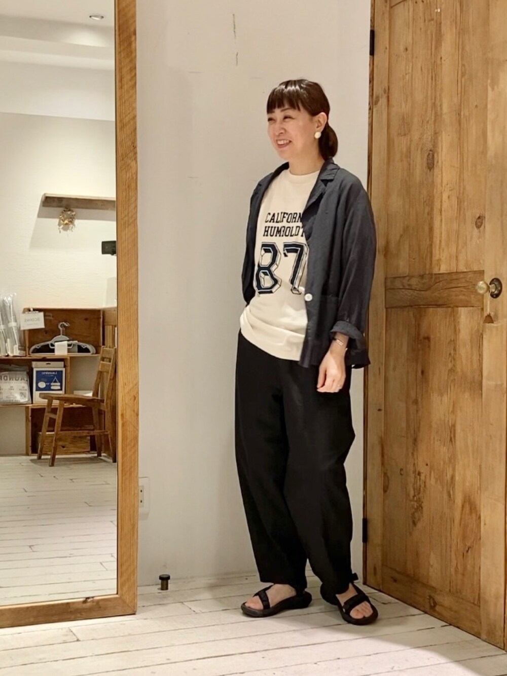 ブラック系のテーラードジャケット、ベージュ系のTシャツ/カットソー、ブラック系のその他パンツを着用したレディースの夏コーディネートの2枚目の写真