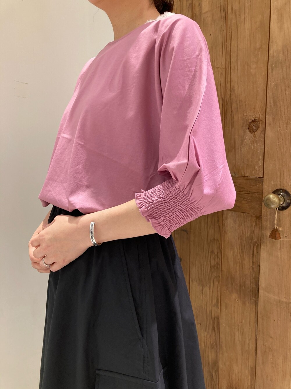 ピンク系のTシャツ/カットソー、ブラック系のスカートを着用したレディースの夏コーディネートの4枚目の写真