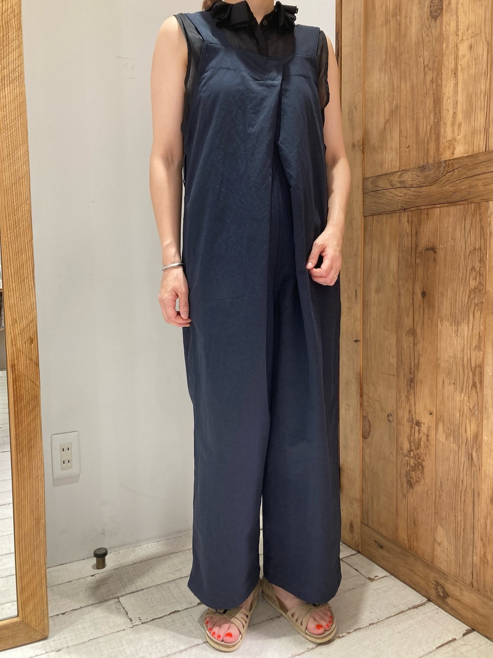 ブラック系のシャツ/ブラウス、ブラック系のサロペット/オーバーオールを着用したレディースの夏コーディネートの4枚目の写真