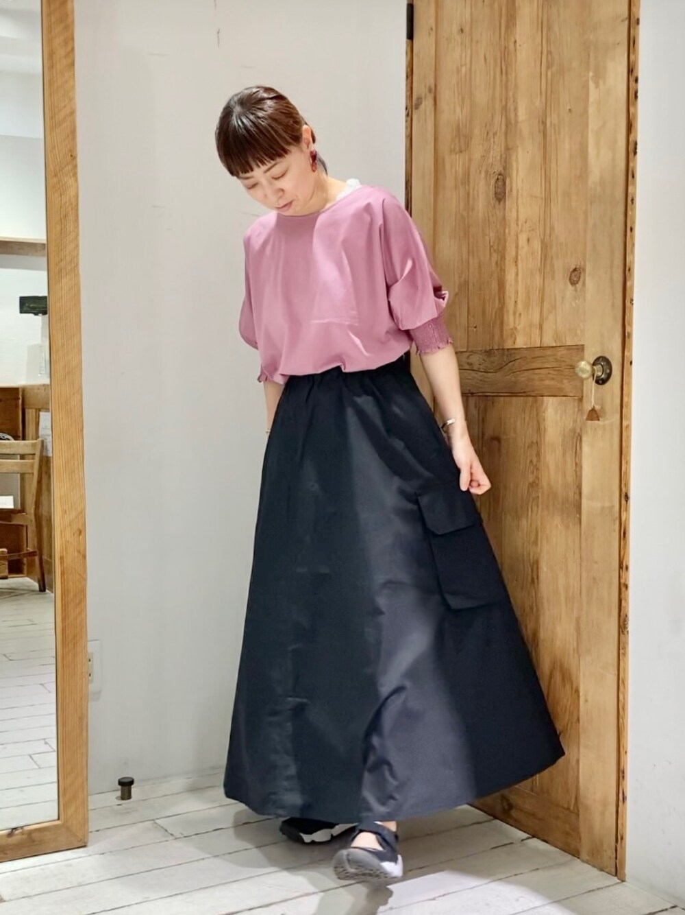 ピンク系のTシャツ/カットソー、ブラック系のスカートを着用したレディースの夏コーディネートの2枚目の写真