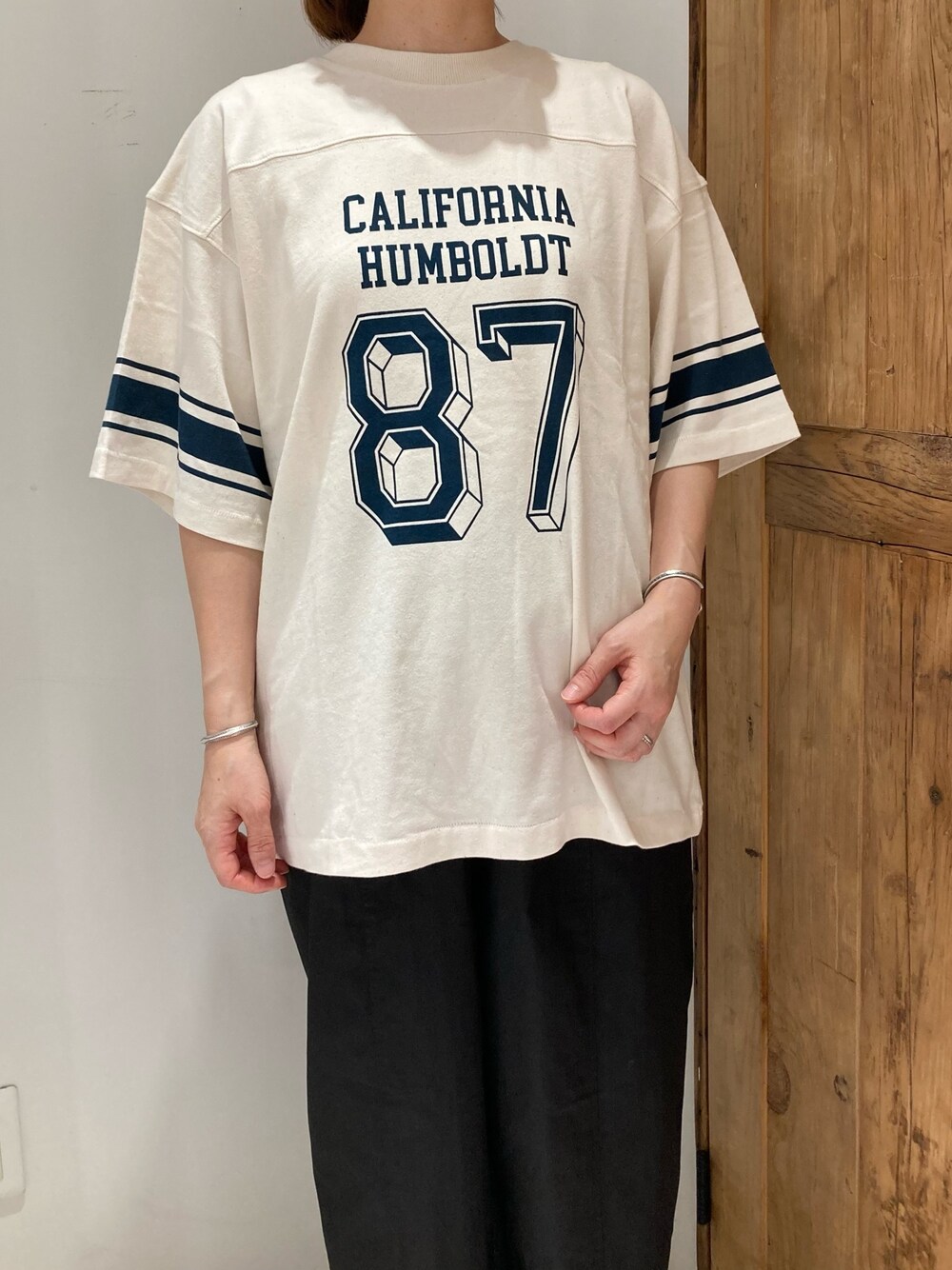 ブラック系のテーラードジャケット、ベージュ系のTシャツ/カットソー、ブラック系のその他パンツを着用したレディースの夏コーディネートの4枚目の写真