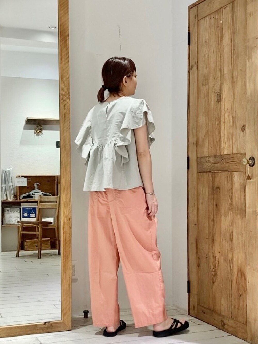 グレー系のシャツ/ブラウス、オレンジ系のその他パンツを着用したレディースの夏コーディネートの3枚目の写真