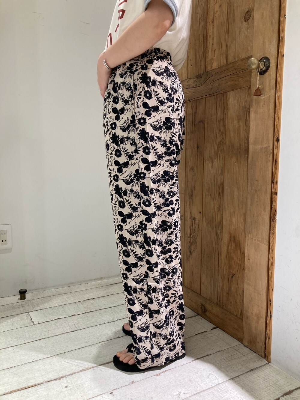 ベージュ系のTシャツ/カットソー、ベージュ系のその他パンツを着用したレディースの夏コーディネートの5枚目の写真