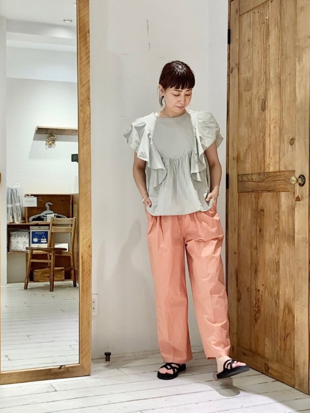 グレー系のシャツ/ブラウス、オレンジ系のその他パンツを着用したレディースの夏コーディネートの2枚目の写真