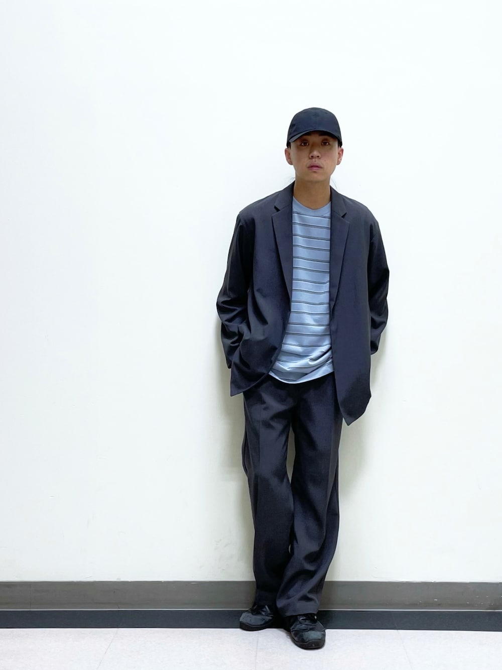 「休日スタイル、秋のコーデ、シンプル、オーバーサイズ、おしゃれさんと繋がりたい、キレイめ、オトナカジュアル、ootd、ビッグシルエット、ブラックコーデ、カジュアルコーデ、セットアップ、カジュアル、モード、くすみカラー」｜「URBAN RESEARCH DOORSのデルフィナイロンキャップ∴（キャップ、ブラック系）」を使った、yuya fukudaさん（メンズ・170cm）の秋コーディネートの1枚目の写真