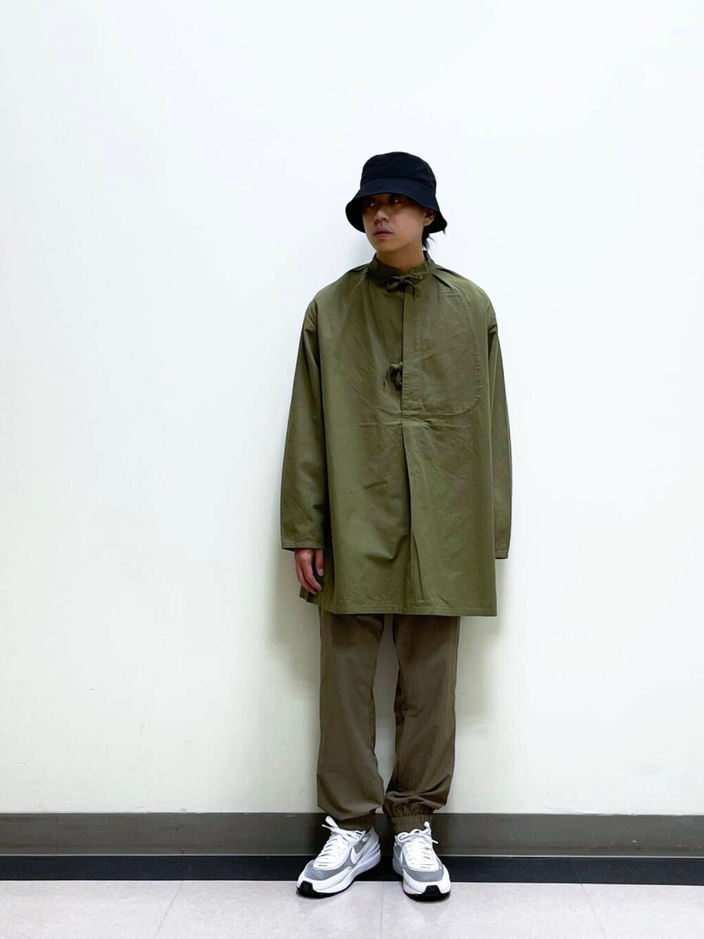「ARMY TWILL、ROSSO、NIKE、大人カジュアル、カジュアル、秋トレンド2021、秋のコーデ、ストリート、いいね、save、フォローお願いします🤑、ワントーンコーデ、白スニーカー、ジョガーパンツ、スニーカーコーデ、くすみカラー、シンプル」｜「SENSE OF PLACE by URBAN RESEARCHのカラーバケットハット（ハット、ブラック系）」を使った、yuya fukudaさん（メンズ・170cm）の秋コーディネートの1枚目の写真