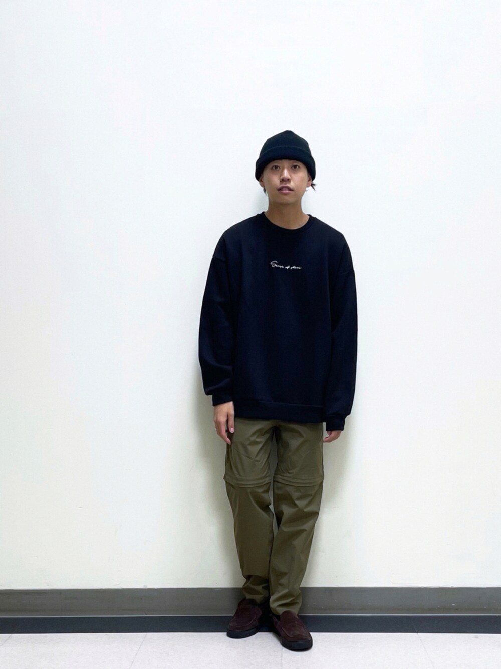 「スウェット、ビッグシルエット、カジュアル、ローファー、スラックス、カーキ、休日スタイル、プチプラ、秋服、オトナカジュアル、フォローミー、秋コーデ、いいね、save、フォローお願いします🤑、いいね返し、wearhalloween2021」｜「URBAN RESEARCH DOORSのdralonニットキャップ（ニットキャップ/ビーニー、ブラック系）」を使った、yuya fukudaさん（メンズ・170cm）の秋コーディネートの1枚目の写真