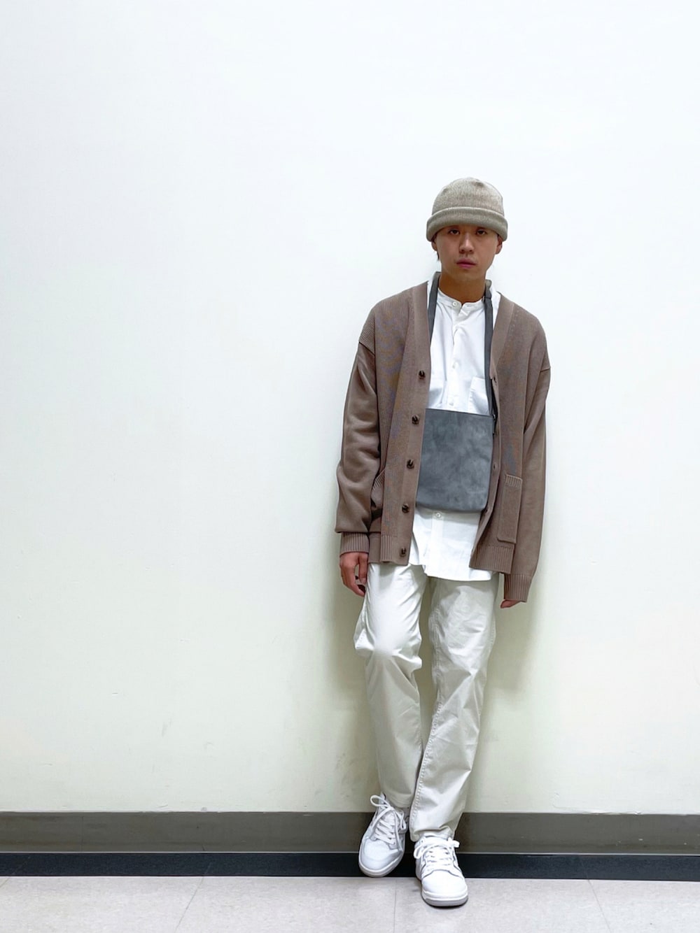 「カーディガン、スニーカー、ホワイト、ニット帽、New Balance、秋のコーデ、ブラウン、オールホワイト、ラフ、休日コーデ、白パンツ、シンプルコーデ、シャツスタイル、くすみカラー、いいね、save、フォローお願いします🤑」｜「URBAN RESEARCH DOORSのdralonニットキャップ（ニットキャップ/ビーニー、ベージュ系）」を使った、yuya fukudaさん（メンズ・170cm）の秋コーディネートの1枚目の写真