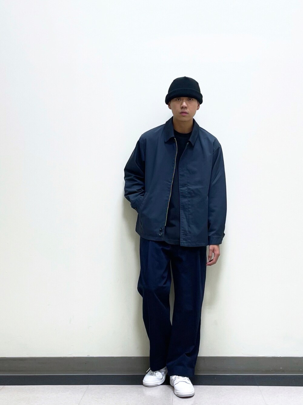 「ブルゾン、ニット帽、チノパン、New Balance、ネイビー、黒、アーバンリサーチ、大人カジュアル、休日スタイル、ワイドパンツ、白スニーカー、きれいめカジュアル、シンプルスタイル、秋コーデ、いいね、save、フォローお願いします🤑」｜「URBAN RESEARCH DOORSのdralonニットキャップ（ニットキャップ/ビーニー、ブラック系）」を使った、yuya fukudaさん（メンズ・170cm）の秋コーディネートの1枚目の写真