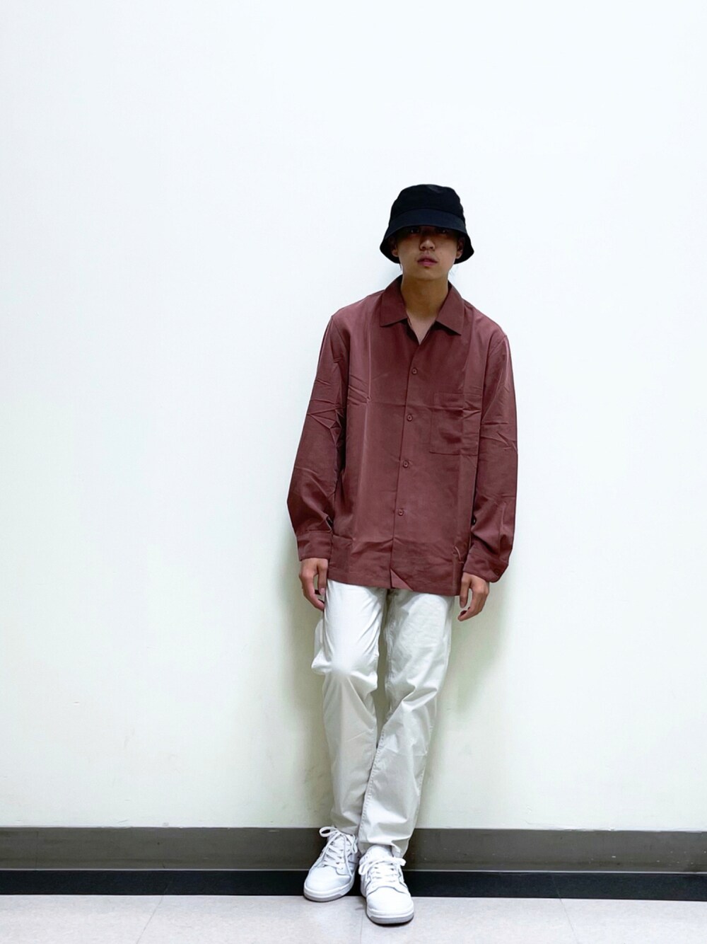 「テーパードパンツ、スニーカー、カジュアル、ホワイト、New Balance、キレイめ、ラフ、GRAMICCI、シャツスタイル、シンプルスタイル、開襟シャツ、フォローミー、フォロバ、いいね、save、フォローお願いします🤑、秋服準備はじめました」｜「SENSE OF PLACE by URBAN RESEARCHのカラーバケットハット（ハット、ブラック系）」を使った、yuya fukudaさん（メンズ・170cm）の秋コーディネートの1枚目の写真