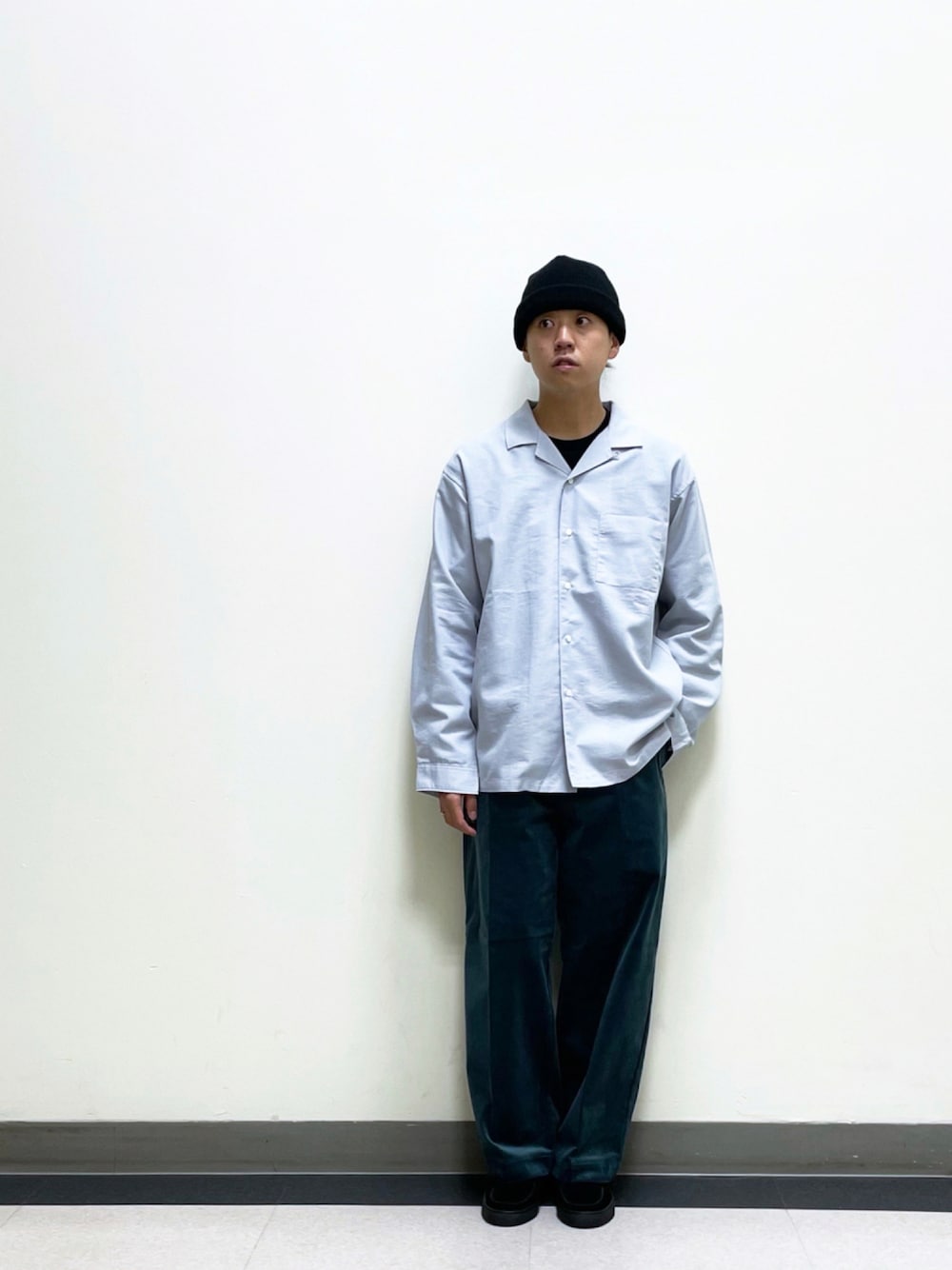 「休日スタイル、wearhalloween2021、ニット帽、お洒落さんとつながりたい、大人カジュアル、秋服、シンプル、ローファー、シャツコーデ、秋、モノトーンコーデ、大学生コーデ、いいね、save、フォローお願いします🤑、いいね返し、フォローミー」｜「URBAN RESEARCH DOORSのdralonニットキャップ（ニットキャップ/ビーニー、ブラック系）」を使った、yuya fukudaさん（メンズ・170cm）の秋コーディネートの1枚目の写真