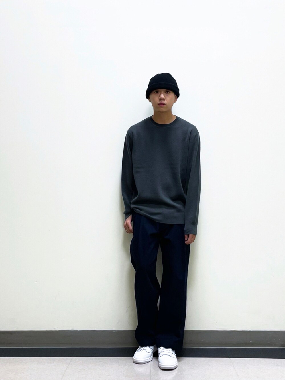 「ニット、シンプル、ニット帽、カラーパンツ、ワイドパンツ、キレイめ、ラフ、ビックシルエット、きれいめカジュアル、シンプルコーデ、秋服、カジュアルコーデ、ゆるコーデ、おしゃれさんと繋がりたい、秋服準備はじめました」｜「URBAN RESEARCH DOORSのdralonニットキャップ（ニットキャップ/ビーニー、ブラック系）」を使った、yuya fukudaさん（メンズ・170cm）の秋コーディネートの1枚目の写真