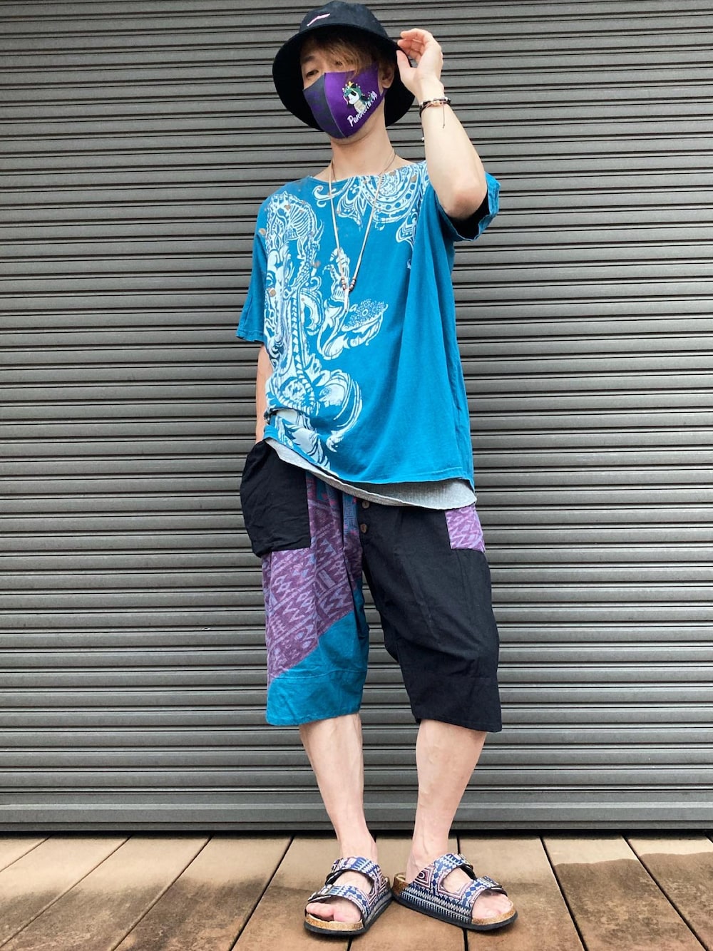 「夏コーデ、休日スタイル、夏だ！Tシャツ着よう！、シンプルコーデ、低身長コーデ、カラーパンツ、エスニック、バケットハット、バケットハット黒、ストラップサンダル」｜「LadaSuthyのアイテム（ハット、ブラック系）」を使った、tanda1015🐼不定期投稿さん（メンズ・167cm）の夏コーディネートの1枚目の写真