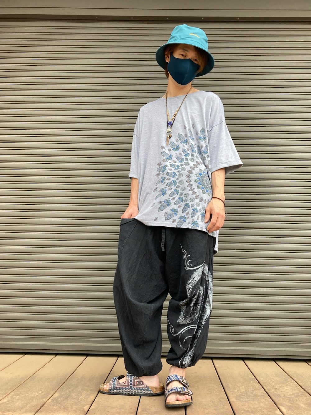 グレー系のTシャツ/カットソー、ブラック系のパンツ、その他のサンダルを着用したメンズの夏コーディネートの1枚目の写真