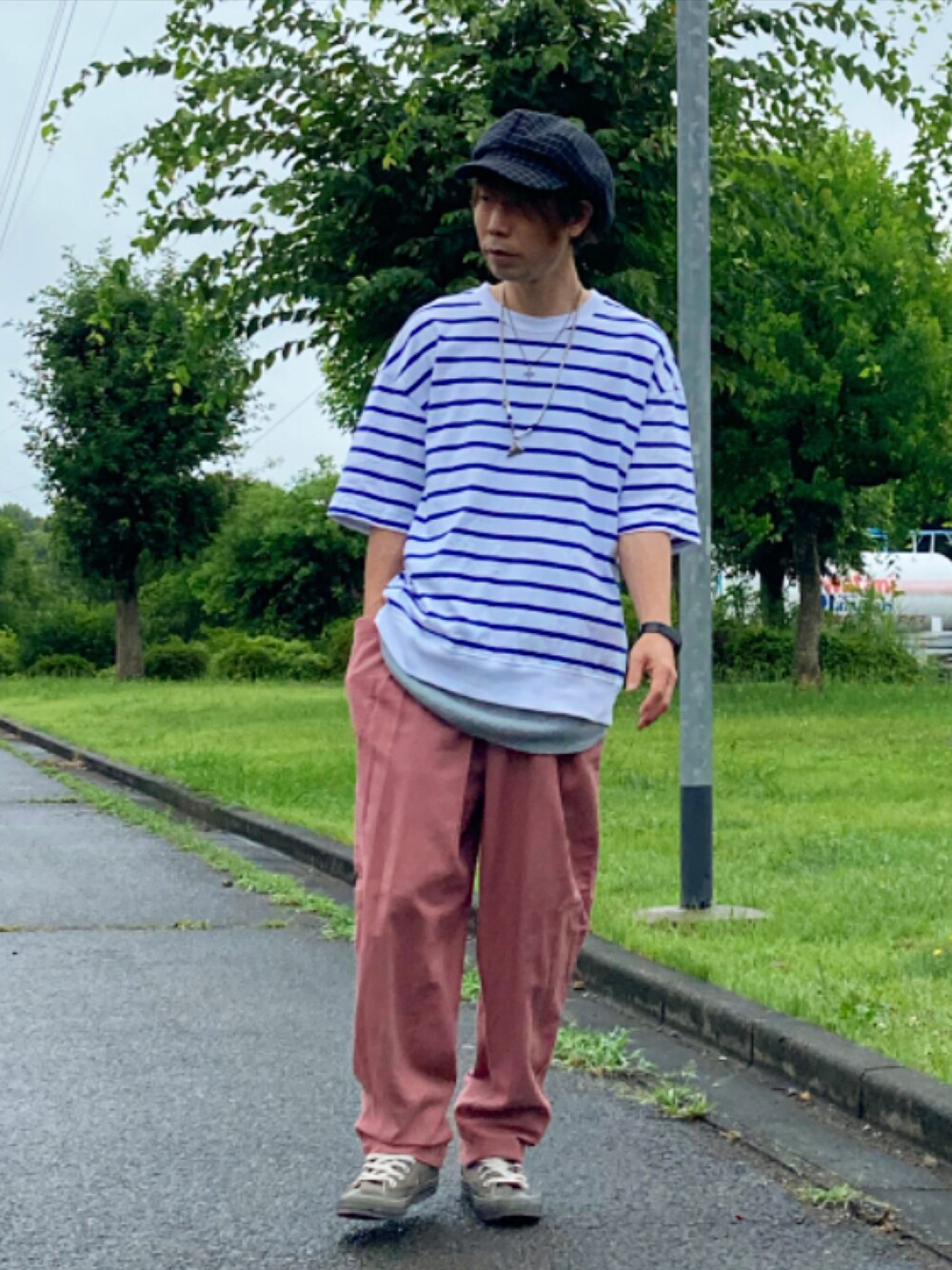 パープル系のその他パンツを着用したメンズの夏コーディネートの1枚目の写真