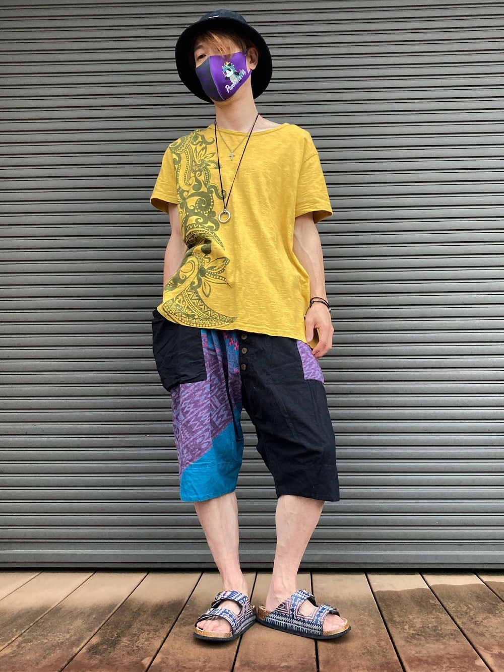 イエロー系のTシャツ/カットソー、ブラック系のその他パンツ、その他のサンダルを着用したメンズの夏コーディネートの1枚目の写真