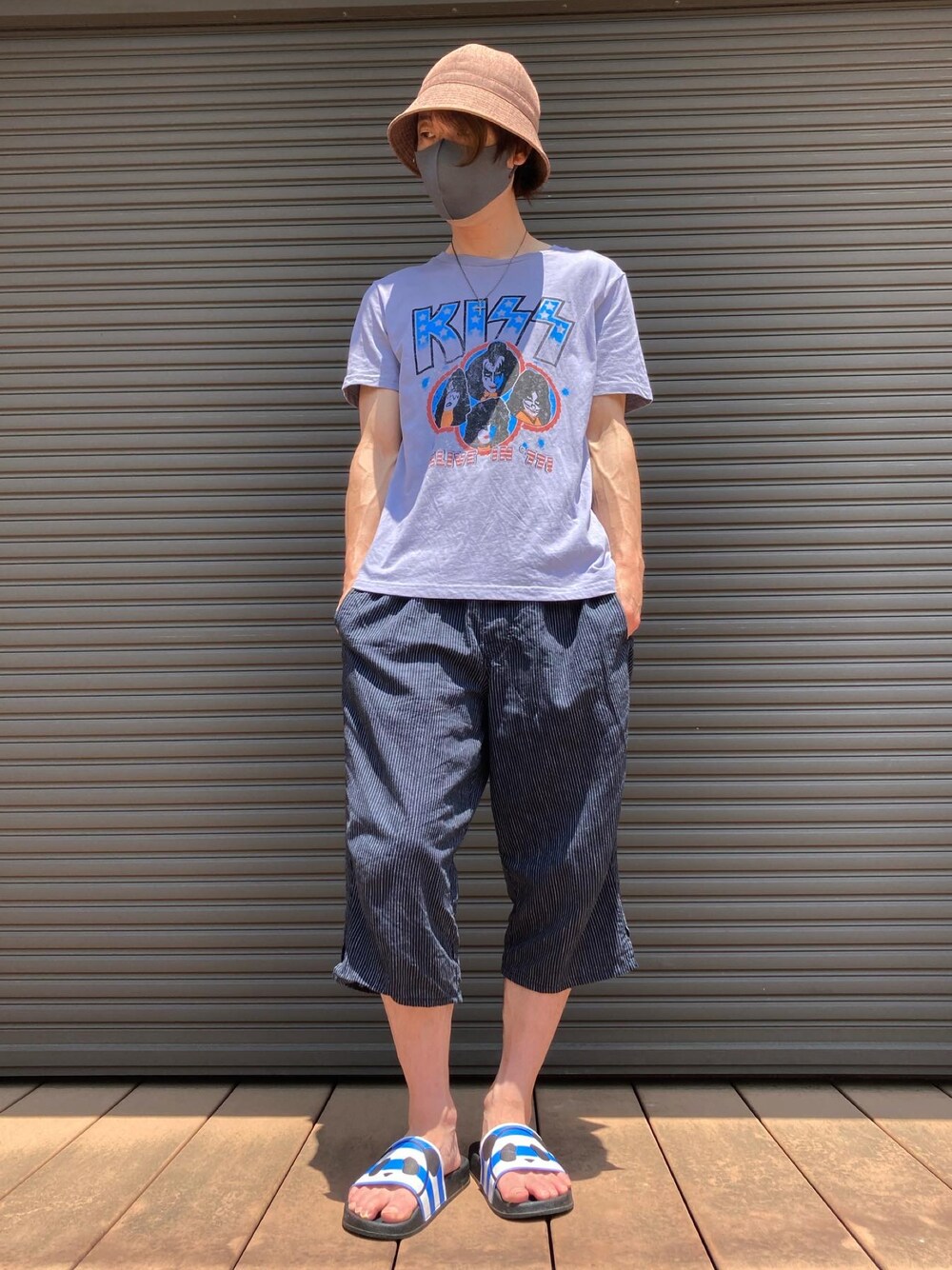 パープル系のTシャツ/カットソー、ブラック系のその他パンツ、ブルー系のサンダルを着用したメンズの夏コーディネートの1枚目の写真