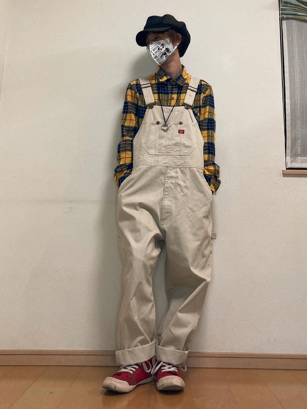 イエロー系のシャツ/ブラウス、ホワイト系のオールインワン・サロペット、レッド系のスニーカーを着用したメンズの秋コーディネートの1枚目の写真