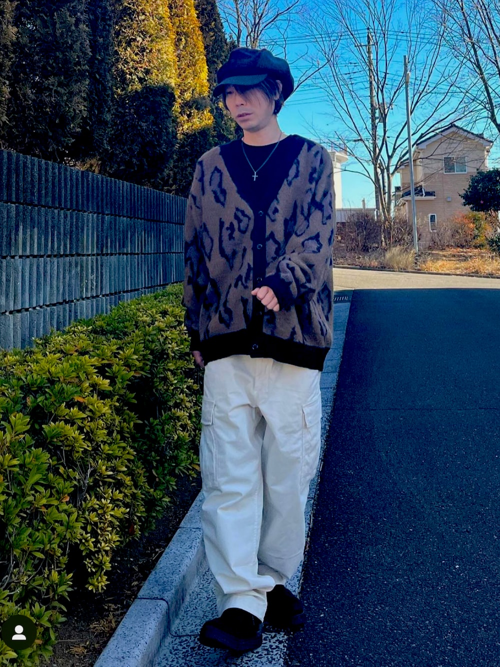 「冬コーデ、レイヤード、カーゴパンツ、カーディガン、プチプラ、着回しコーデ、冬春コーデ、ユニクロ、キャスケット」｜「RAGEBLUEのPattern mohair knit over loose cardigan / 総柄/モヘヤニットオーバールーズカーディガン（カーディガン/ボレロ、ブラウン系）」を使った、tanda1015🐼不定期投稿さん（メンズ・167cm）の冬コーディネートの1枚目の写真