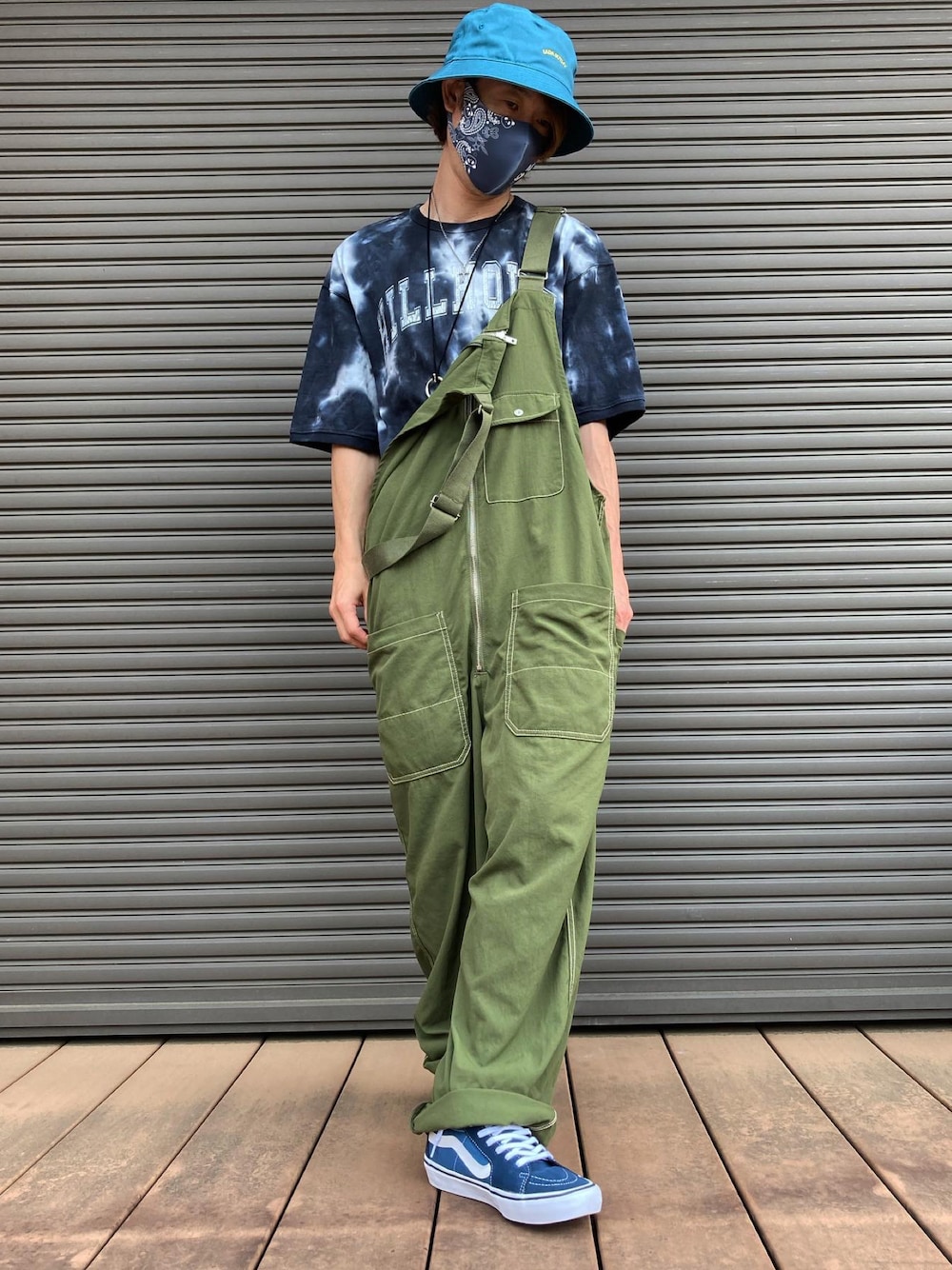 その他のTシャツ/カットソー、その他のTシャツ/カットソー、ブルー系のスニーカーを着用したメンズの夏コーディネートの1枚目の写真