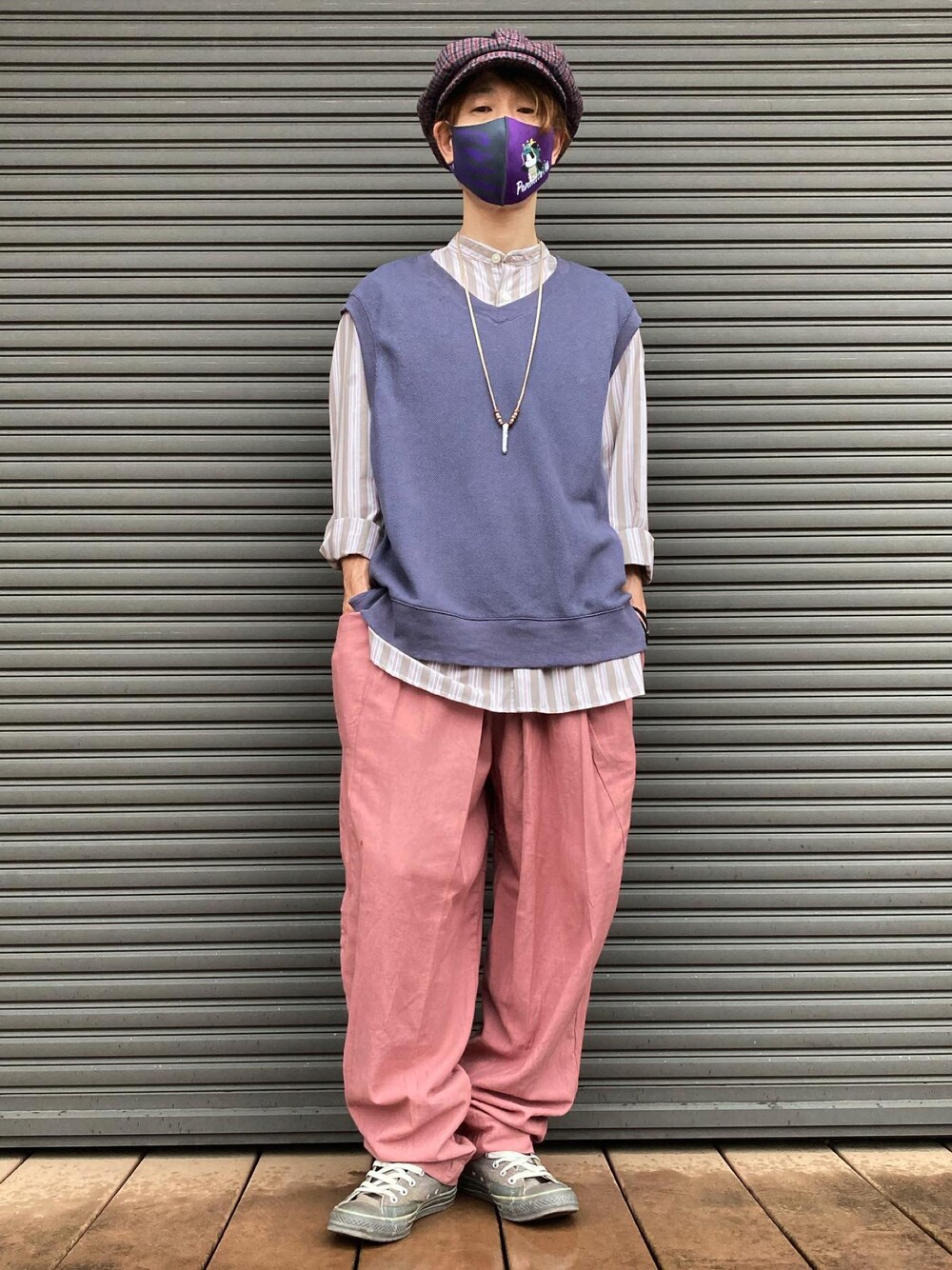 ブルー系のベスト、ピンク系のその他パンツ、シルバー系のスニーカーを着用したメンズの秋コーディネートの1枚目の写真