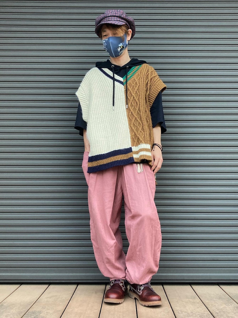 「ベスト×パーカー、ベスト、ニットベスト、カラーパンツ、ピンク、キャスケット、秋のコーデ、低身長、着回しコーデ、休日スタイル」｜「go slow caravanのアイテム（ベスト、その他）」を使った、tanda1015🐼不定期投稿さん（メンズ・167cm）の秋コーディネートの1枚目の写真