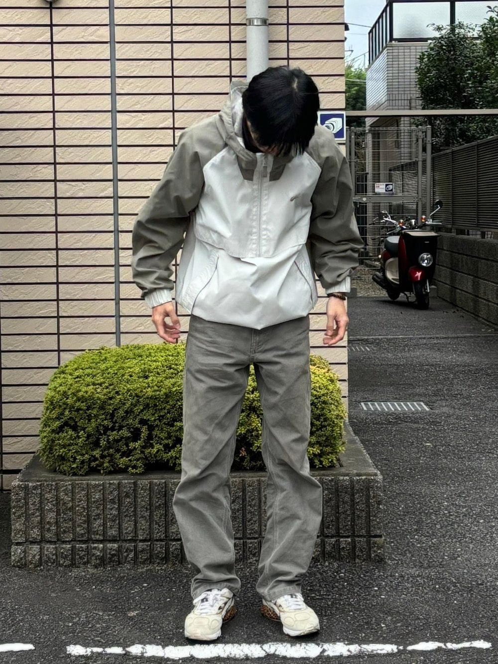 「デニム、スポーツミックス、秋コーデ、古着MIX、アノラックパーカー、スポーツ、秋のコーデ、淡色コーデ」｜「Levi'sのアイテム（デニムパンツ、グレー系）」を使った、うみゆさん（メンズ・175cm）の秋コーディネートの1枚目の写真
