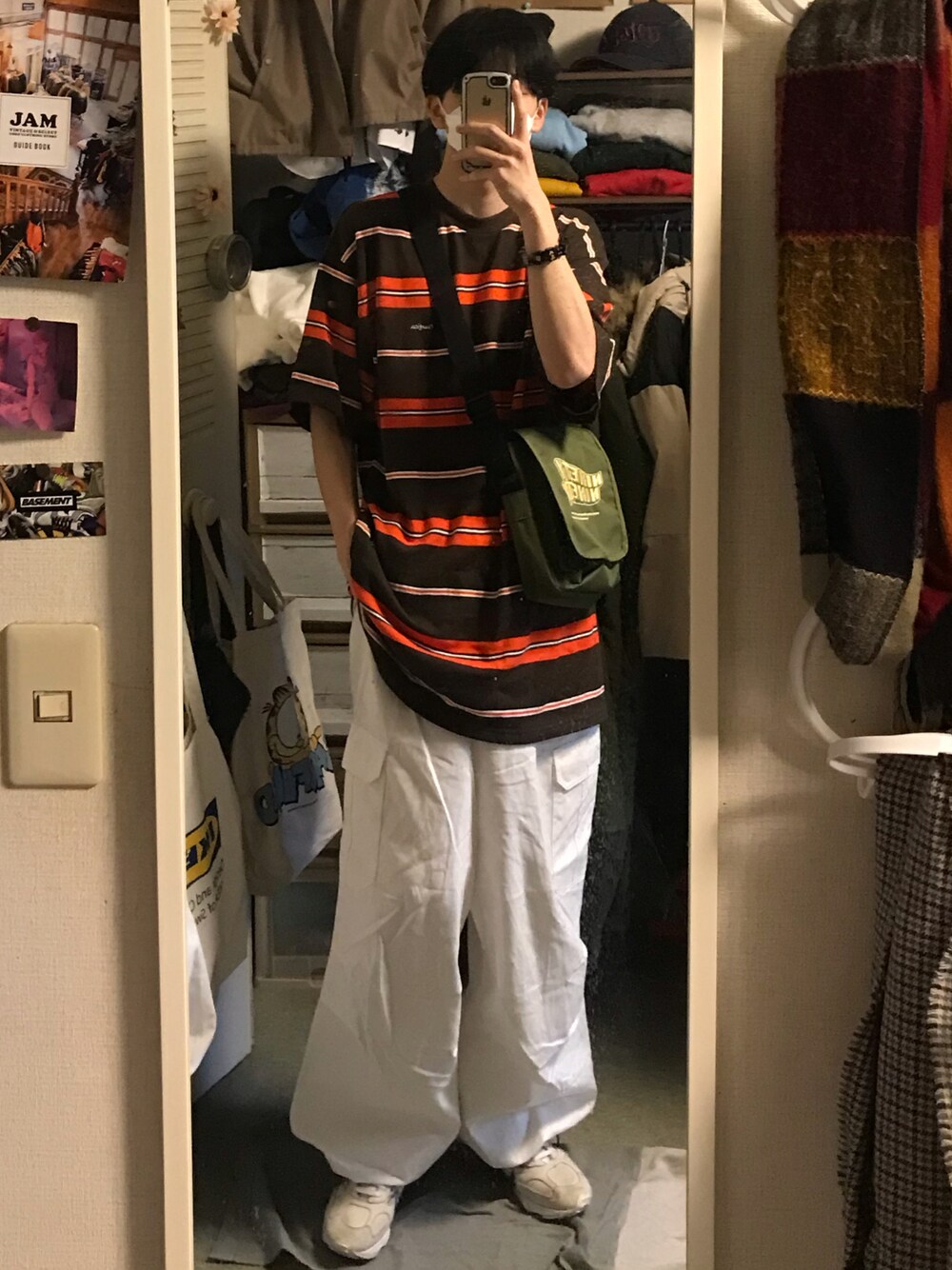 ホワイト系のシューズ、ホワイト系のカーゴパンツ、ブラウン系のTシャツ/カットソーを着用したメンズの春コーディネートの1枚目の写真