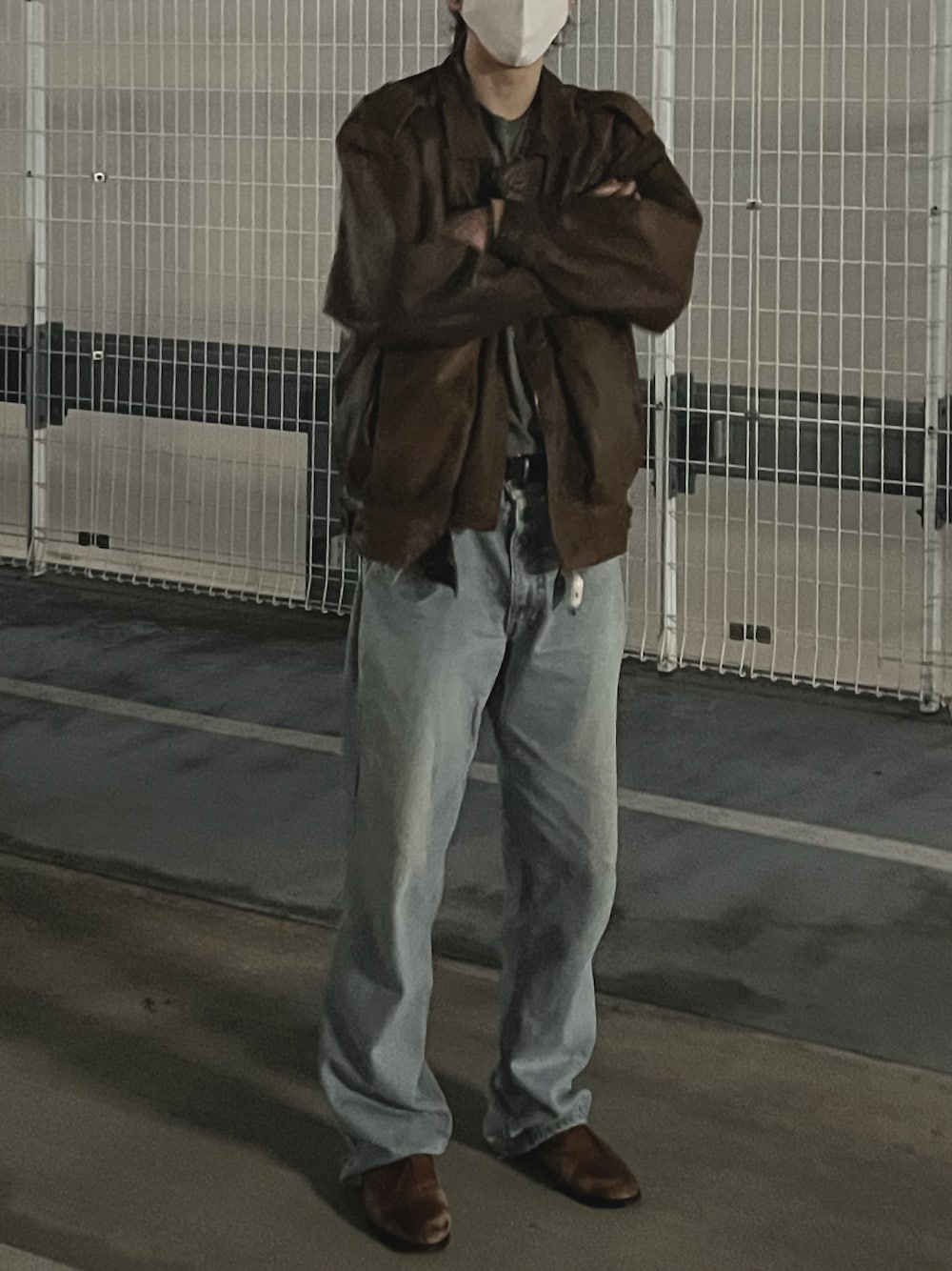 「服とコスメでなりたい自分に、シンプル、冬コーデ、デニム、大人カジュアル、レザージャケット、冬のコーデ、デニムパンツ、革靴、キレイめ、古着MIX」｜「Carharttのアイテム（デニムパンツ、ブルー系）」を使った、うみゆさん（メンズ・175cm）の冬コーディネートの1枚目の写真