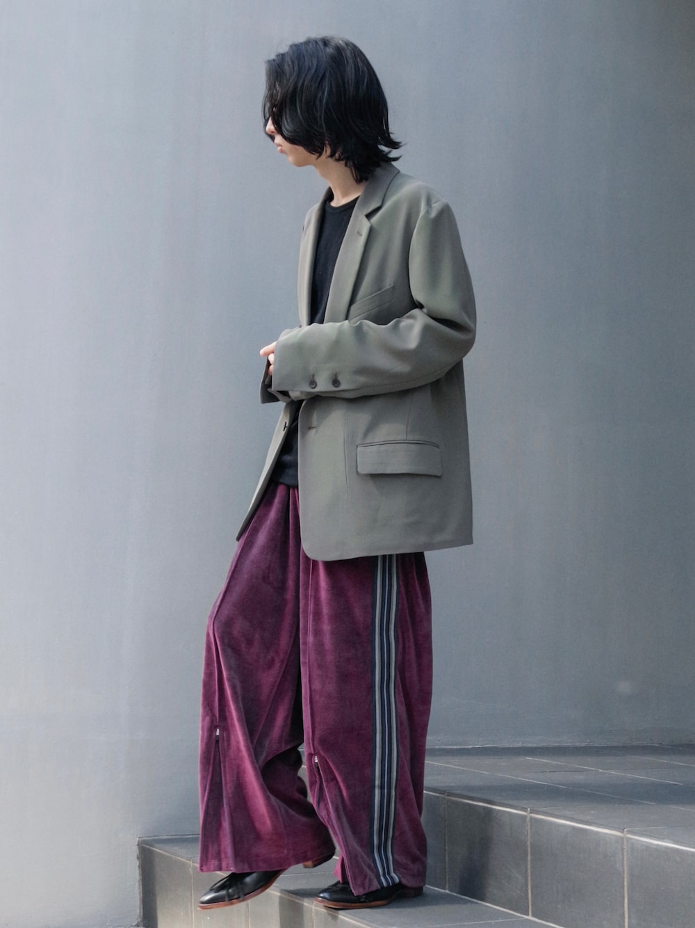 「春夏コーデ、キレイめ、グリーン、ジャケット、トラックパンツ、ベロアトラックパンツ、ワイドトラックパンツ、edwina horl、KUBORAUM、LEH、ドメスティックブランド」｜「Edwina Horlのアイテム（テーラードジャケット、グリーン系）」を使った、コバシミツキさん（メンズ・170cm）の春コーディネートの1枚目の写真