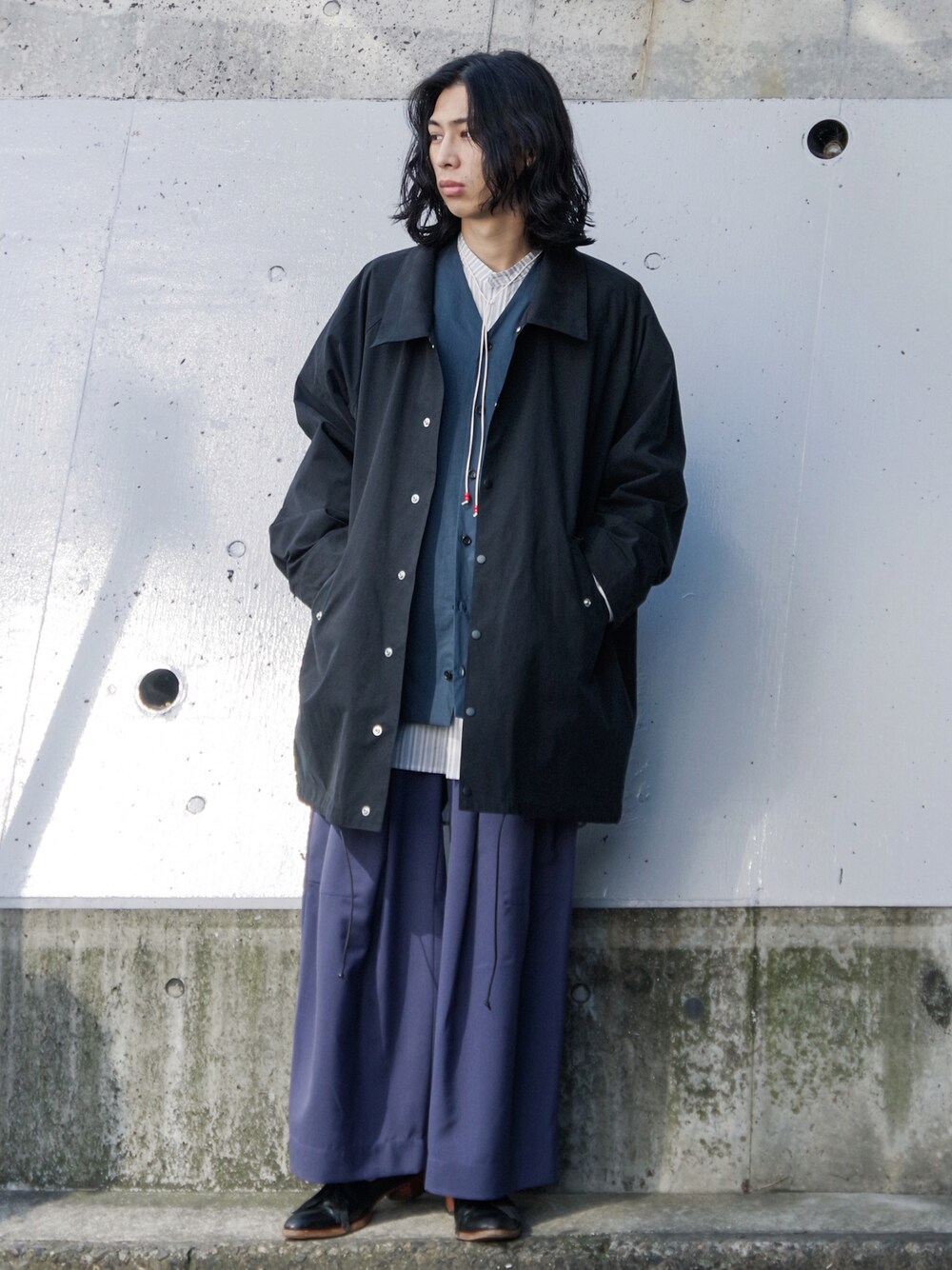 「キレイめ、レイヤードスタイル、シャツ、ワイドパンツ、ロングシャツ、ストライプ、Vネック、コーチジャケット、ワイドシルエット、バギーパンツ、MyBeautifulLandlet、色合わせ、春コーデ、SHINYA KOZUKA、ancellm」｜「ANCELLMのアイテム（シャツ/ブラウス、ホワイト系）」を使った、コバシミツキさん（メンズ・170cm）の冬コーディネートの1枚目の写真