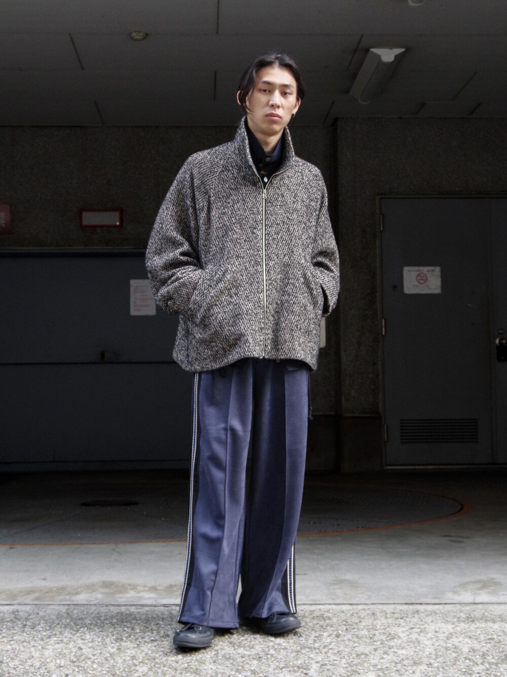 「シンプルスタイル、シンプル、秋、秋コーデ、ブルゾン、着回しコーデ、ブルー、冬アウター、スタンドカラー、トラックパンツ、フェイクレザーパンツ、my beautiful landlet、SASQUATCHfabrix、Chuck Taylor、converse」｜「my beautiful landletのアイテム（ジャケット/アウター、ブラック系）」を使った、コバシミツキさん（メンズ・170cm）の秋コーディネートの1枚目の写真