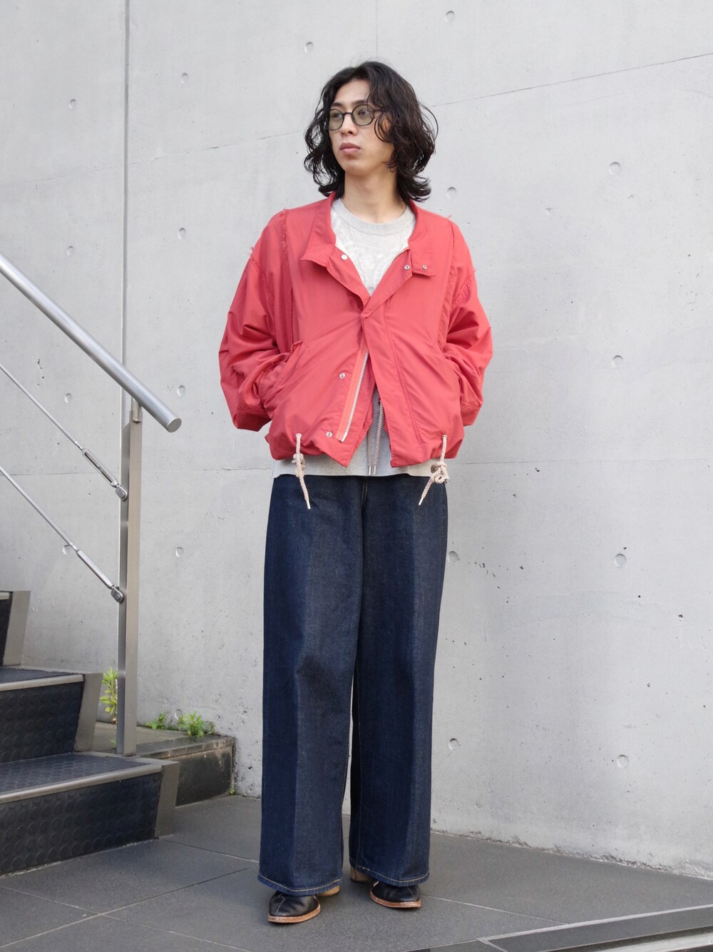 「シンプルスタイル、メンズファッション、キレイめ、大人コーデ、ワイドデニム、春、ワイドパンツ、春アウター、ショートモッズ、デニムコーデ、BED J.W. FORD、MASU、SASQUATCHfabrix、ドメスティックブランド、サングラス」｜「KUBORAUMのアイテム（サングラス、ブラック系）」を使った、コバシミツキさん（メンズ・170cm）の春コーディネートの1枚目の写真