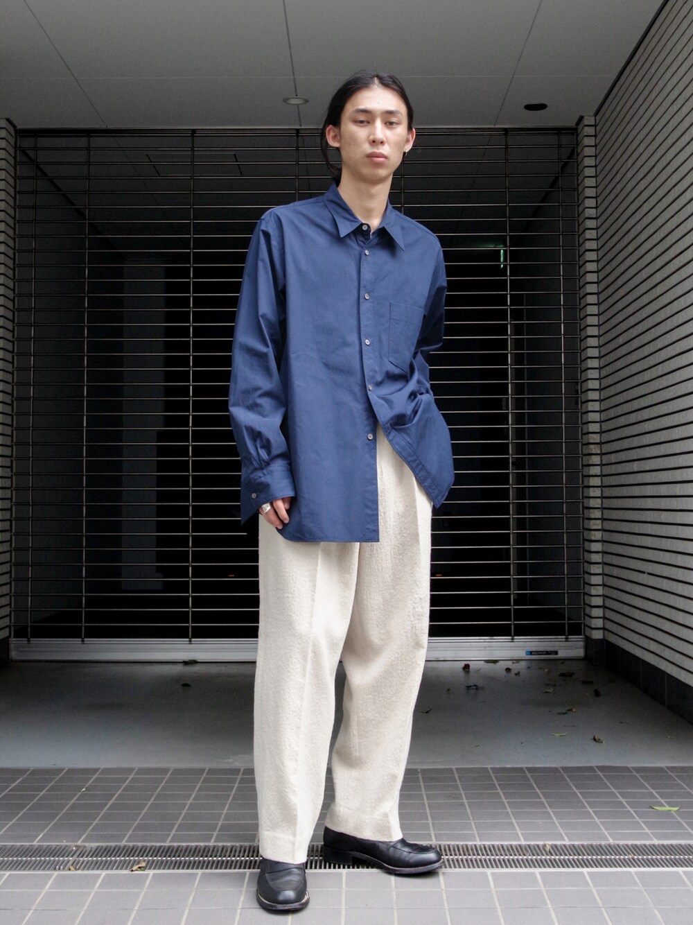 「秋ルック紹介するよ、秋のコーデ、シンプルスタイル、メンズコーデ、秋服コーデ、いいね、save、フォローお願いします🤑、メンズファッション、秋カラー、ローファー、キレイめ、きれいめ、革靴、instagramフォローお願いします、rakines、anei」｜「RAKINESのアイテム（シャツ/ブラウス、ブルー系）」を使った、コバシミツキさん（メンズ・170cm）の秋コーディネートの1枚目の写真