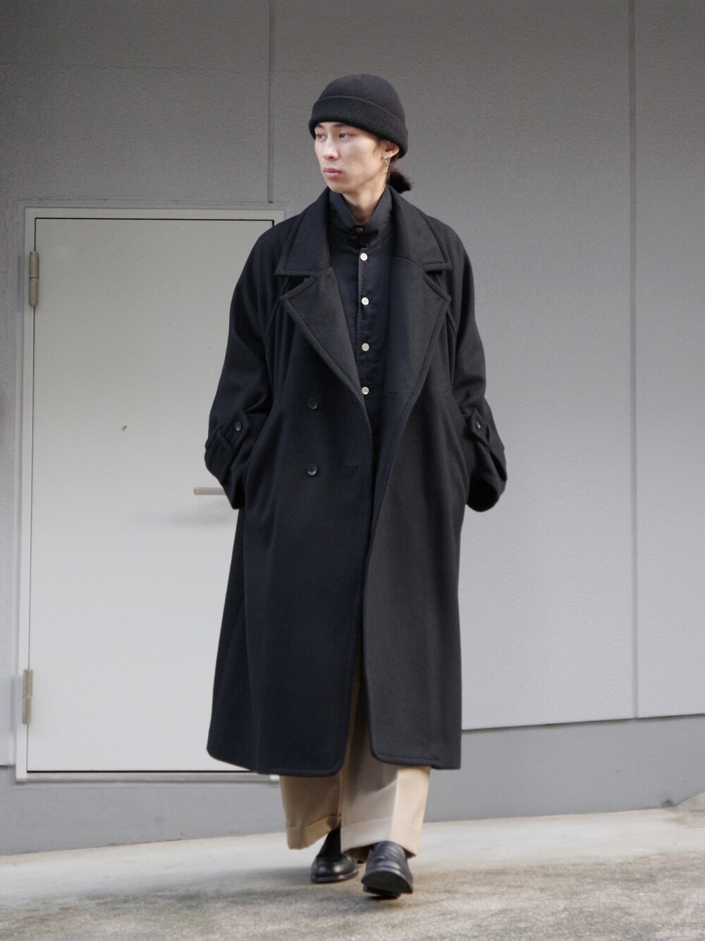 「シンプルスタイル、メンズファッション、ビックシルエット、オーバーサイズ、大人カジュアル、きれいめコーディネート、アンクルパンツ、ロングコート、ニットキャップ、ローファー、VOAAOV、yokosakamoto、BED J.W. FORD、ドメスティックブランド、冬コーデ」｜「yoko sakamotoのアイテム（ニットキャップ/ビーニー、ブラック系）」を使った、コバシミツキさん（メンズ・170cm）の秋コーディネートの1枚目の写真