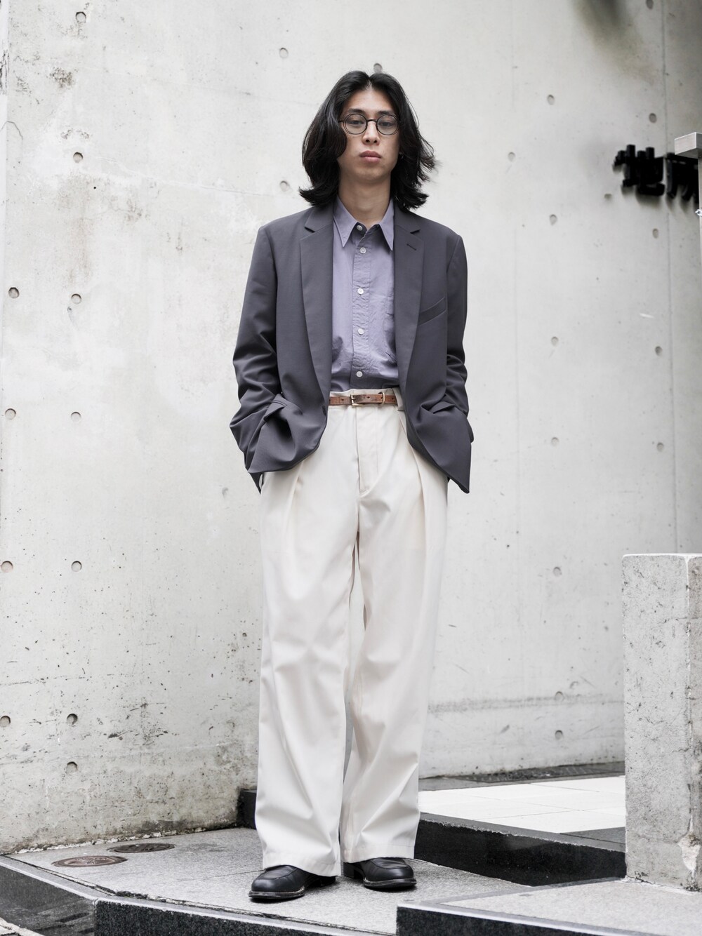 「春、シャツスタイル、春服コーデ、はるコーデ、ジャケット、テーラードジャケット、春服、タックイン、サングラス、ホワイトパンツ、トラッド、edwina horl、rakines、BED J.W. FORD、ドメスティックブランド」｜「KUBORAUMのアイテム（サングラス、ブラック系）」を使った、コバシミツキさん（メンズ・170cm）の春コーディネートの1枚目の写真