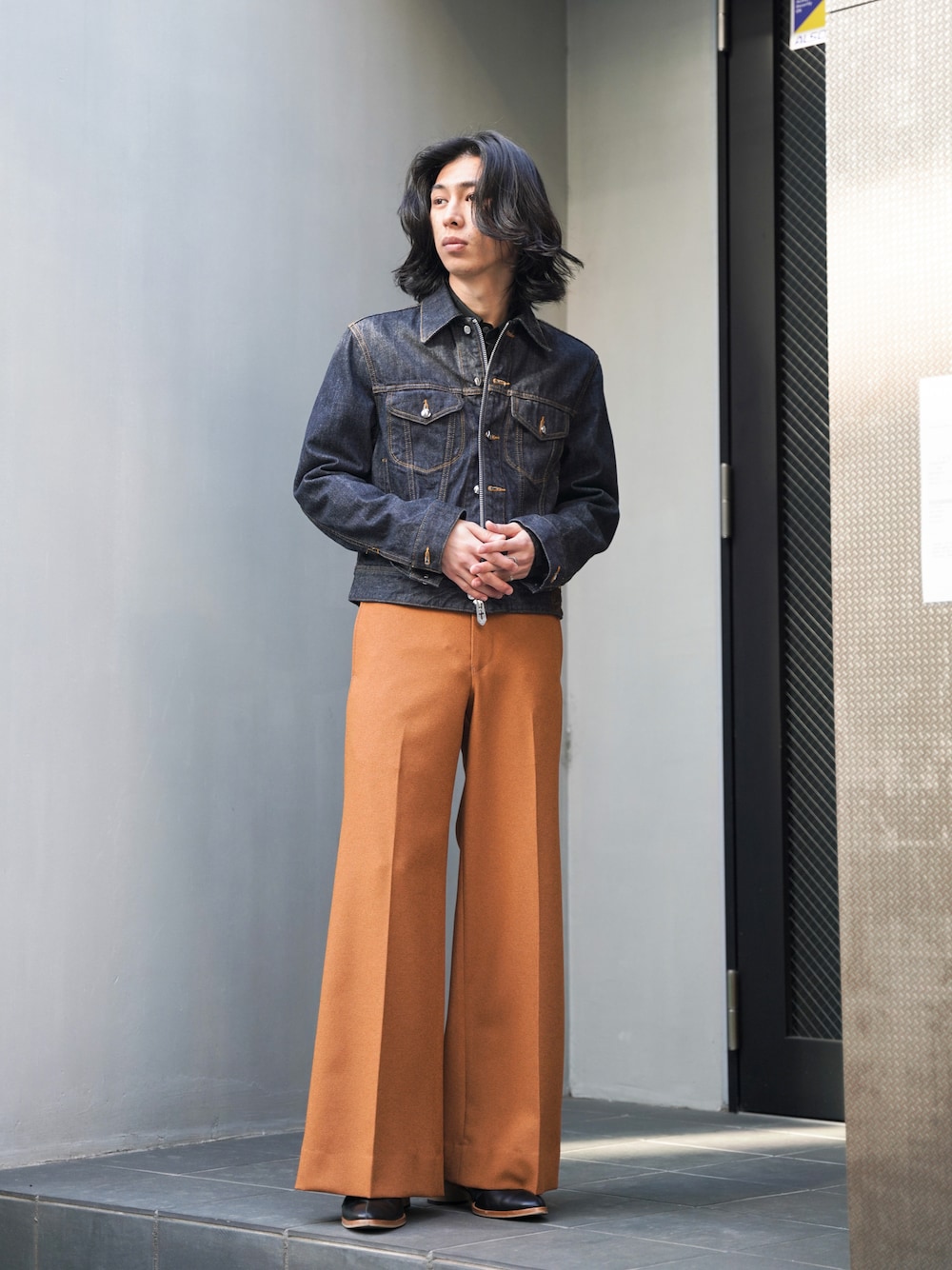 「春服デビュー宣言、大人カジュアル、春、ジャケット、デニムジャケット、フレアパンツ、春コーデ、タックイン、デニム、ジージャン、MASU、SASQUATCHfabrix、ワイドフレアパンツ、ドメスティックブランド、革靴」｜「MASUのアイテム（デニムジャケット、ブルー系）」を使った、コバシミツキさん（メンズ・170cm）の春コーディネートの1枚目の写真