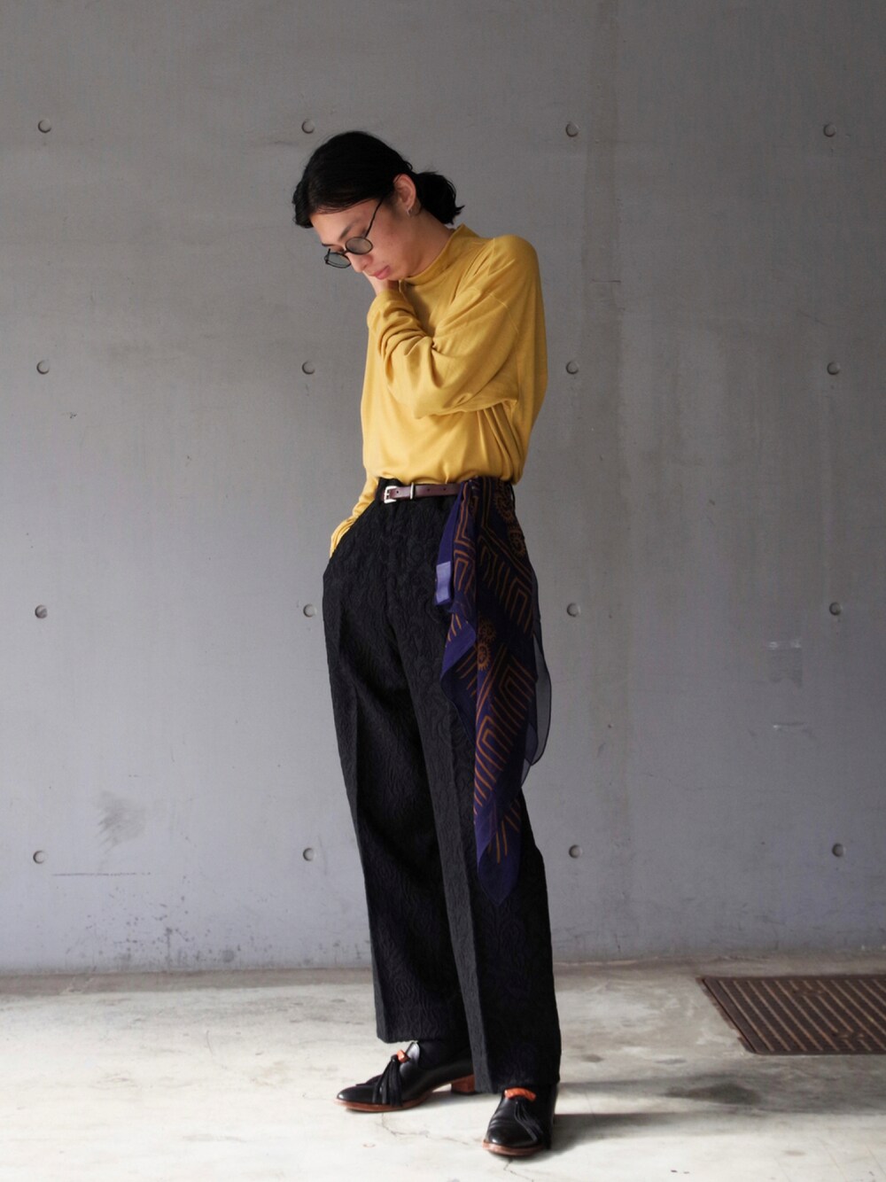 「ゆるコーデ、秋服、秋のコーデ、モックネック、モックネックT、レザーベルト、タックイン、タックインコーデ、サングラス、サングラススタイル、ジャガードパンツ、総柄パンツ、革靴、スカーフ、スカーフアレンジ」｜「my beautiful landletのアイテム（Tシャツ/カットソー、イエロー系）」を使った、コバシミツキさん（メンズ・170cm）の秋コーディネートの1枚目の写真