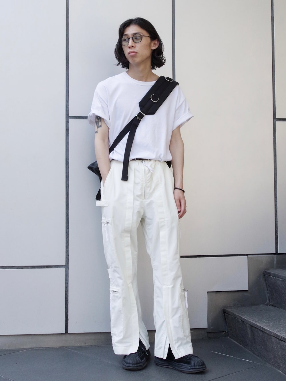 「アツいコーデ全部見せ、夏コーデ、シンプルコーデ、夏だ！Tシャツ着よう！、半袖、白Tシャツ、ストリート、ナイロンパンツ、ショルダーバッグ、ワンショルダーバッグ、サングラス、KUBORAUM、SASQUATCHfabrix、soe、ALMOSTBLACK」｜「BED J.W. FORDのアイテム（スニーカー、ブラック系）」を使った、コバシミツキさん（メンズ・170cm）の夏コーディネートの1枚目の写真