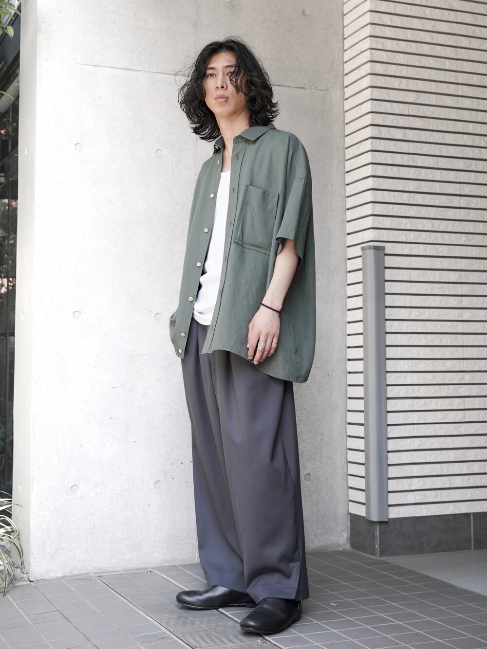 「春コーデ、大人カジュアル、お出かけコーデ、シンプルスタイル、スラックス、ラフ、夏コーデ、カジュアルコーデ、夏服、シャツ、半袖、dulcamara、MyBeautifulLandlet、AUTTAA、ドメスティックブランド」｜「Dulcamaraのアイテム（シャツ/ブラウス、グリーン系）」を使った、コバシミツキさん（メンズ・170cm）の春コーディネートの1枚目の写真