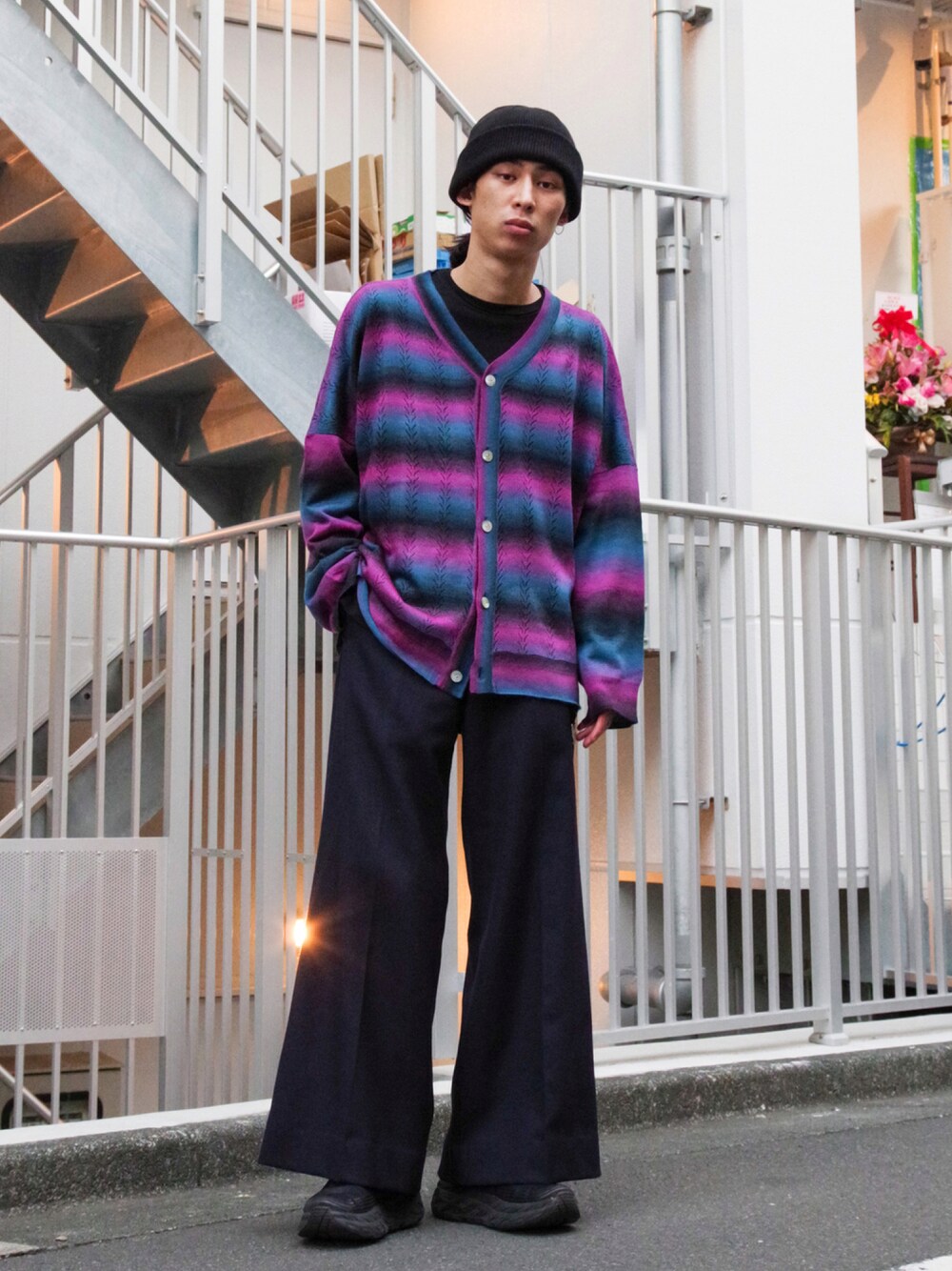 「クリスマスに着たい服、ストリート、ストリートMIX、ニット/セーター、カーディガン、ニットキャップ、フレアパンツ、ワイドパンツ、ダッドスニーカー、ダッドシューズ、yokosakamoto、jieda、SASQUATCHfabrix、HOKAONEONE」｜「yoko sakamotoのアイテム（ニットキャップ/ビーニー、ブラック系）」を使った、コバシミツキさん（メンズ・170cm）の冬コーディネートの1枚目の写真