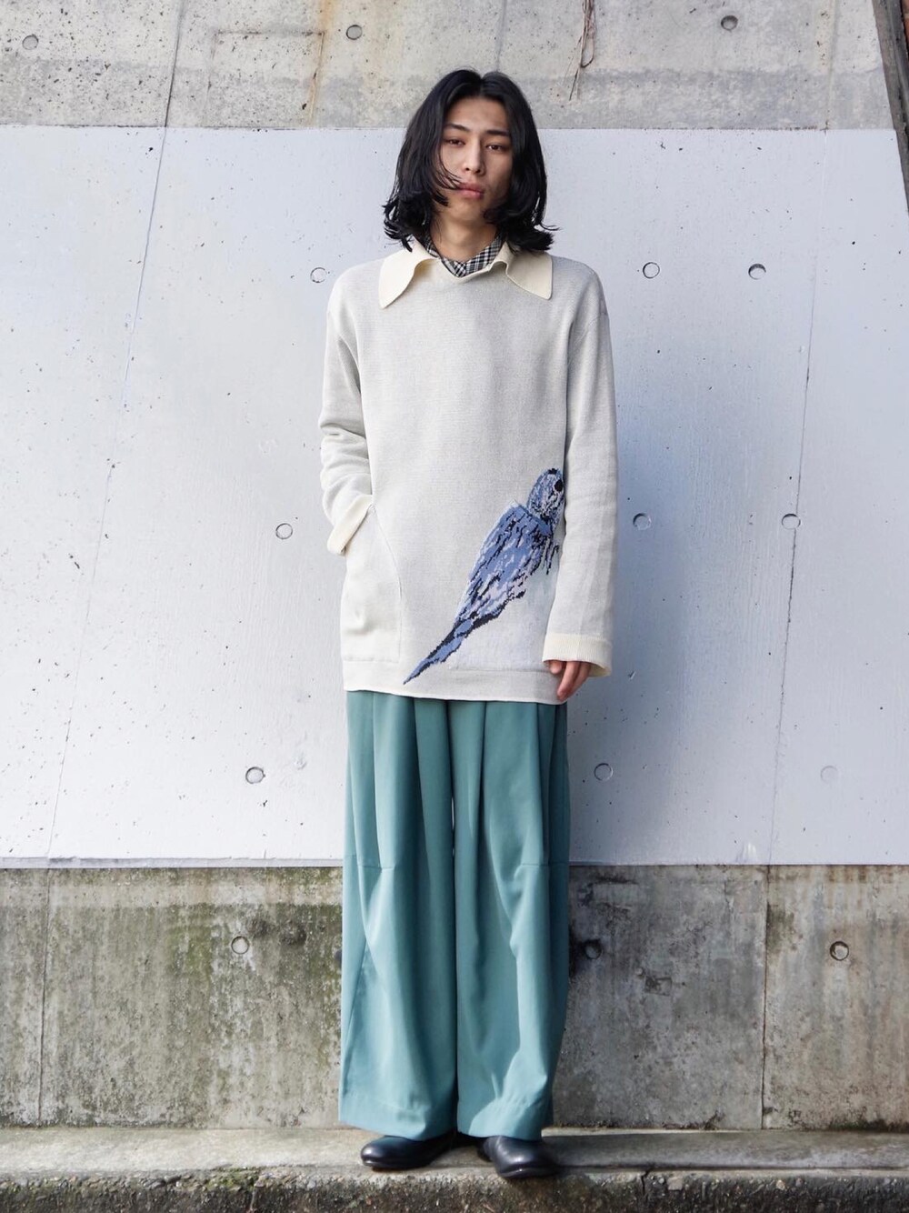 「シンプル、春コーデ、ビッグシルエット、春、グリーン、SHINYA KOZUKA、ニットポロ、スカーフコーデ、スカーフ、AUTTAA、シンヤコヅカ、ドメスティックブランド、カジュアル」｜「SHINYAKOZUKAのアイテム（ストール/ショール、ブラック系）」を使った、コバシミツキさん（メンズ・170cm）の冬コーディネートの1枚目の写真