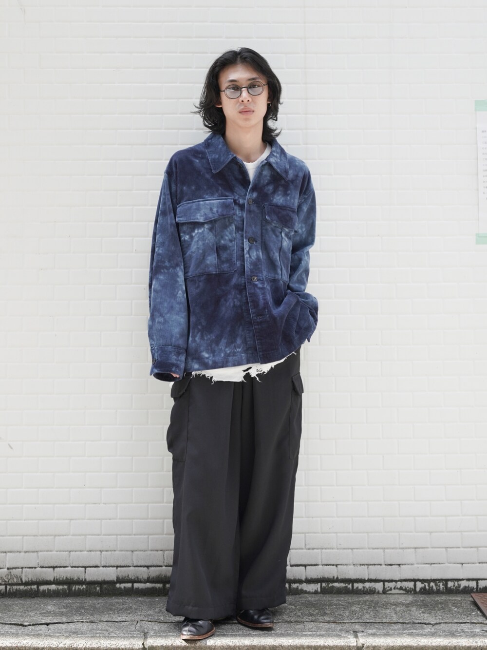 「ファッションを楽しもう、秋服コーデ、メンズファッション、メンズコーデ、オトナカジュアル、革靴、サングラス、ネイビー、コーデュロイ、タイダイ柄、jieda、ancellm、ALMOSTBLACK、KUBORAUM、SASQUATCHfabrix」｜「KUBORAUMのアイテム（サングラス、ブラック系）」を使った、コバシミツキさん（メンズ・170cm）の秋コーディネートの1枚目の写真