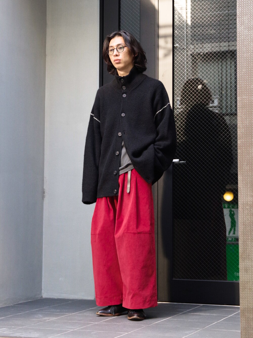 「メンズファッション、オーバーサイズ、秋服コーデ、ゆるコーデ、秋、秋コーデ、秋冬、コーデュロイ、コーデュロイパンツ、ニットカーディガン、ニット、レイヤードスタイル、dulcamara、SHINYA KOZUKA、SASQUATCHfabrix」｜「KUBORAUMのアイテム（サングラス、ブラック系）」を使った、コバシミツキさん（メンズ・170cm）の秋コーディネートの1枚目の写真