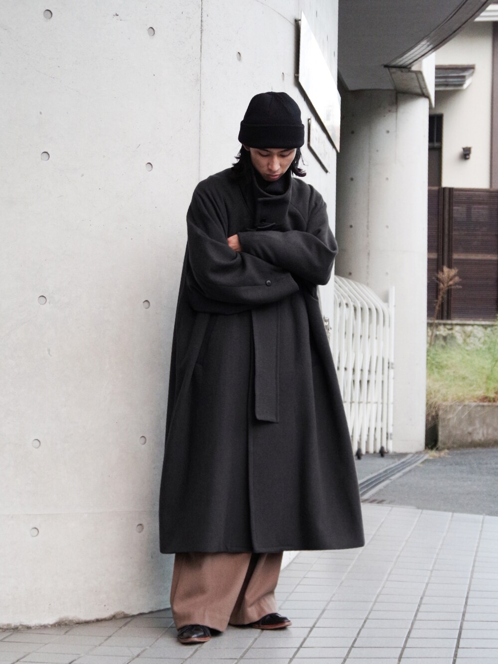 「シンプルコーデ、大人コーデ、ブラック、ワイドパンツ、ロングコート、スラックス、ニット帽、ニットキャップ、ウールコート、コート、革靴、yokosakamoto、VOAAOV、juha」｜「yoko sakamotoのアイテム（ニットキャップ/ビーニー、ブラック系）」を使った、コバシミツキさん（メンズ・170cm）の秋コーディネートの1枚目の写真